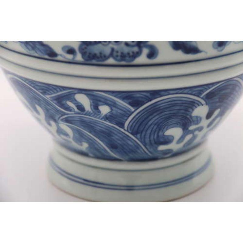 Paar chinesische handbemalte blau-weiße Vasen, um 1930 im Angebot 4