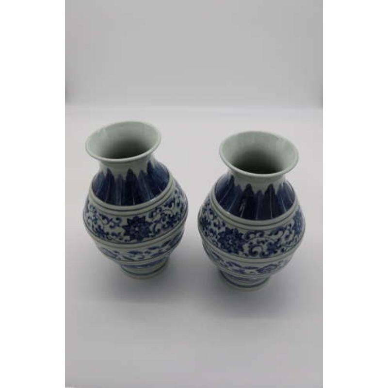 Paar chinesische handbemalte blau-weiße Vasen, um 1930 im Angebot 5