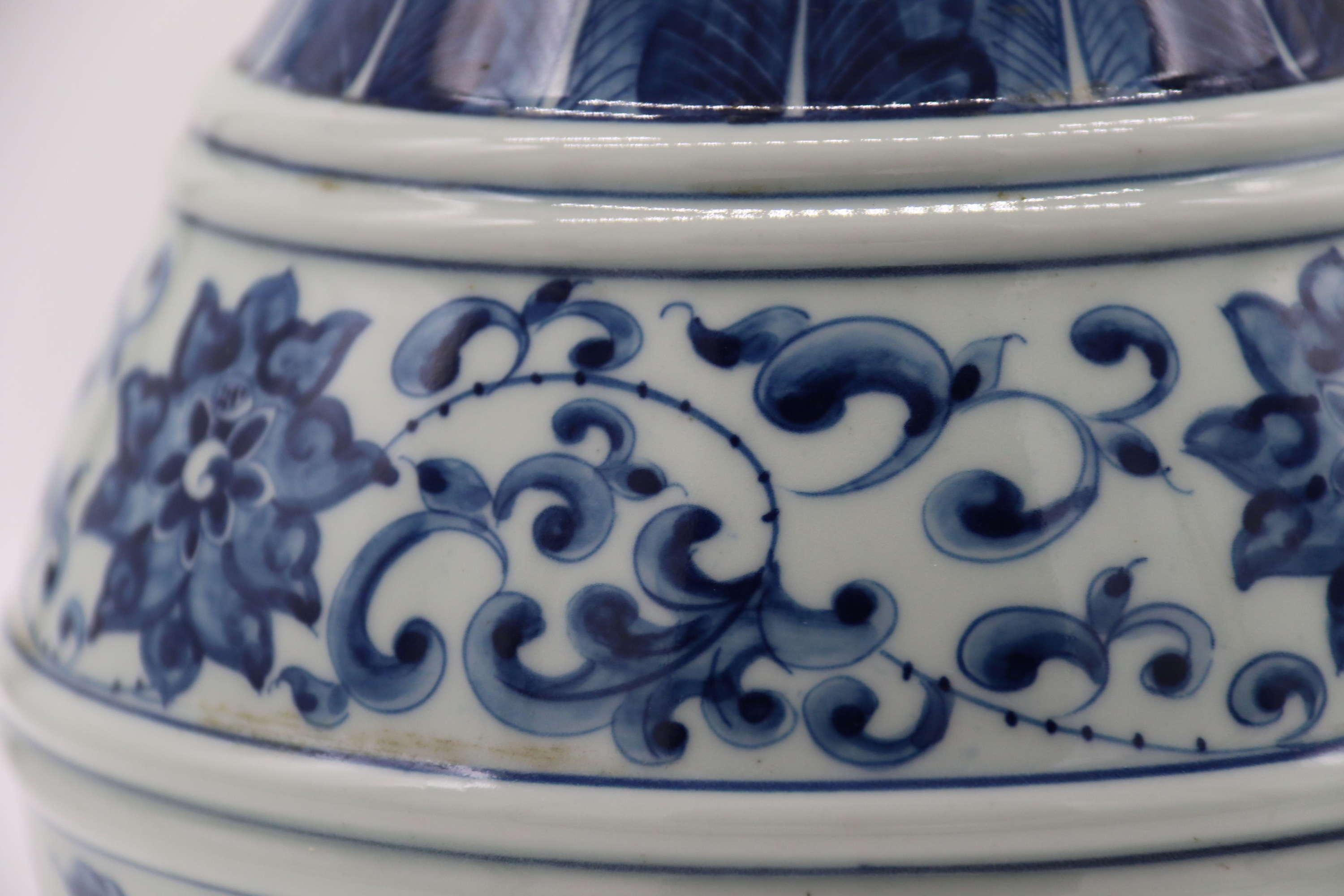 Paar chinesische handbemalte Vasen in Blau und Weiß, CIRCA 1930

Ein beeindruckendes und ungewöhnliches Paar chinesischer Porzellanvasen in traditioneller Form mit erhöhtem Fuß und bauchigem Körper, der sich zu einem ausladenden Hals verengt. Die