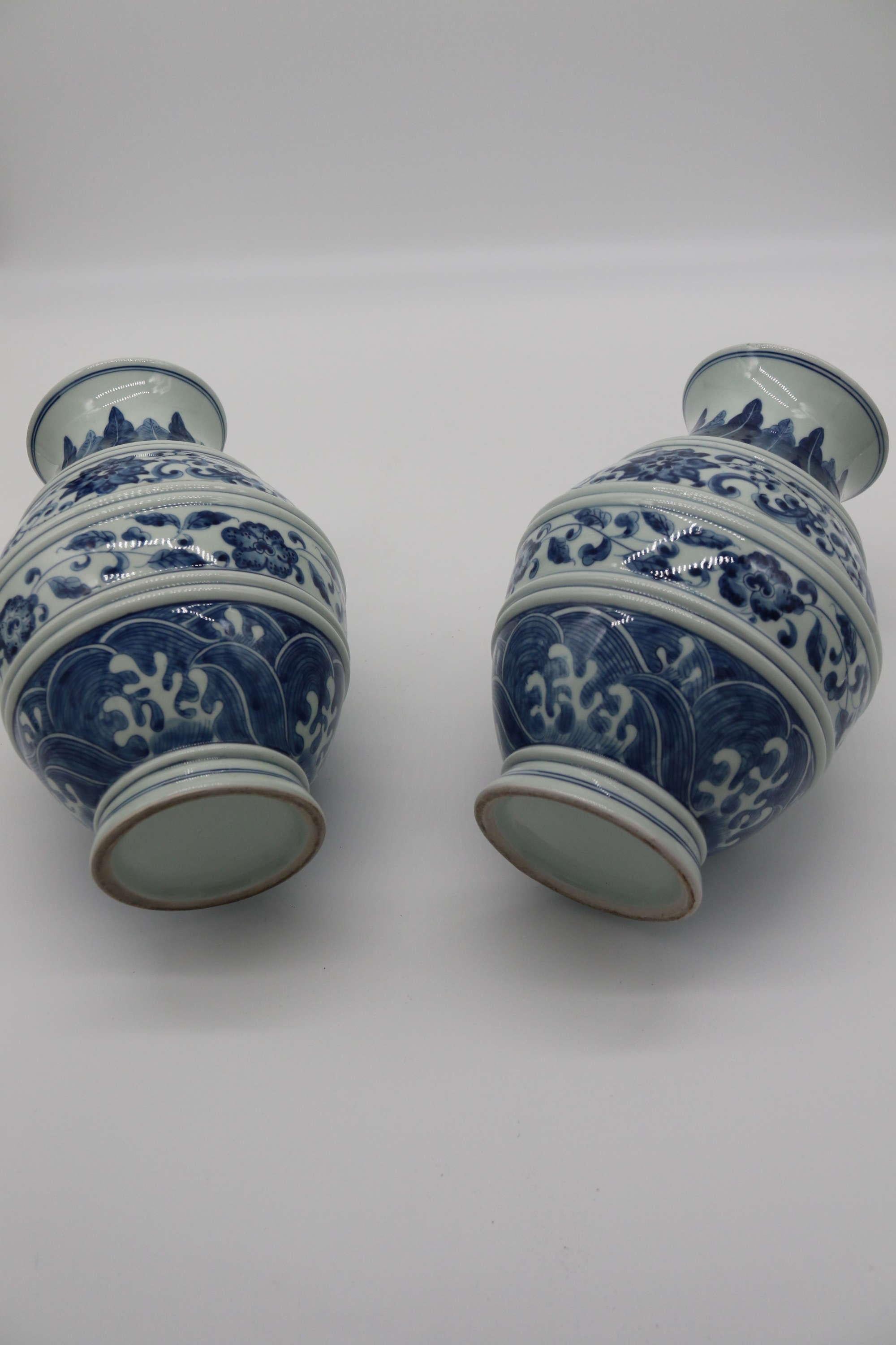 Paar chinesische handbemalte blau-weiße Vasen, um 1930 (Chinesisch) im Angebot