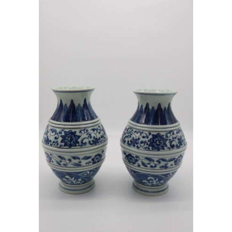 Paar chinesische handbemalte blau-weiße Vasen, um 1930 (Handbemalt) im Angebot