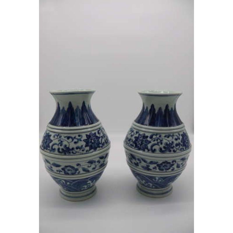 Paar chinesische handbemalte blau-weiße Vasen, um 1930 (20. Jahrhundert) im Angebot
