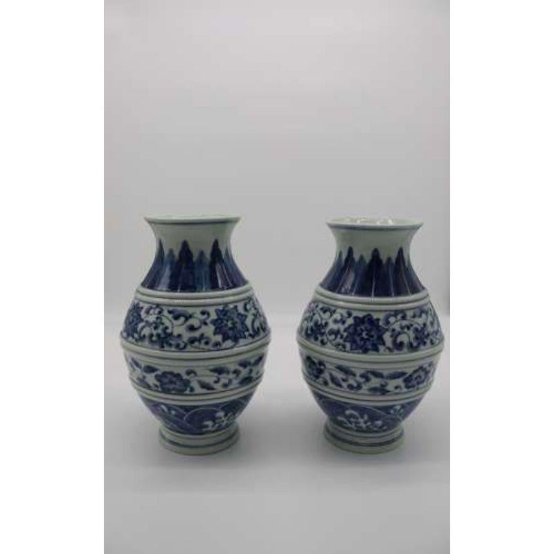 Paar chinesische handbemalte blau-weiße Vasen, um 1930 (Porzellan) im Angebot