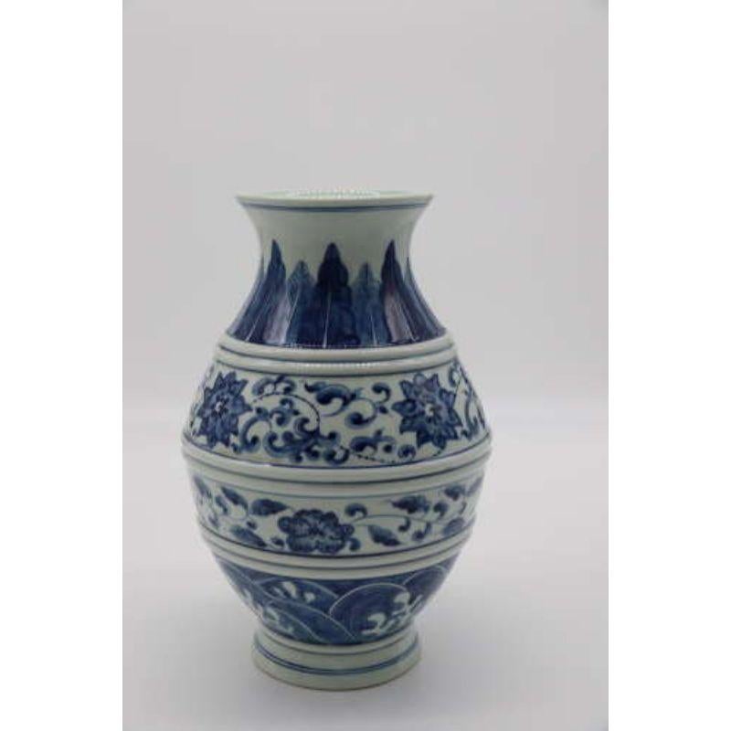 Paar chinesische handbemalte blau-weiße Vasen, um 1930 im Angebot 1