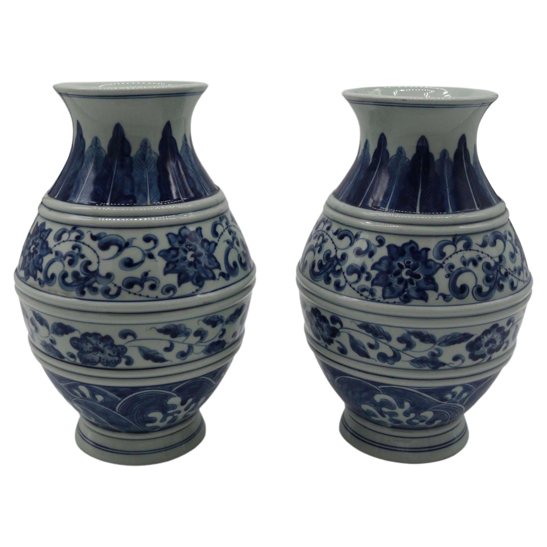 Coppia di vasi cinesi dipinti a mano in bianco e blu, circa 1930 in vendita