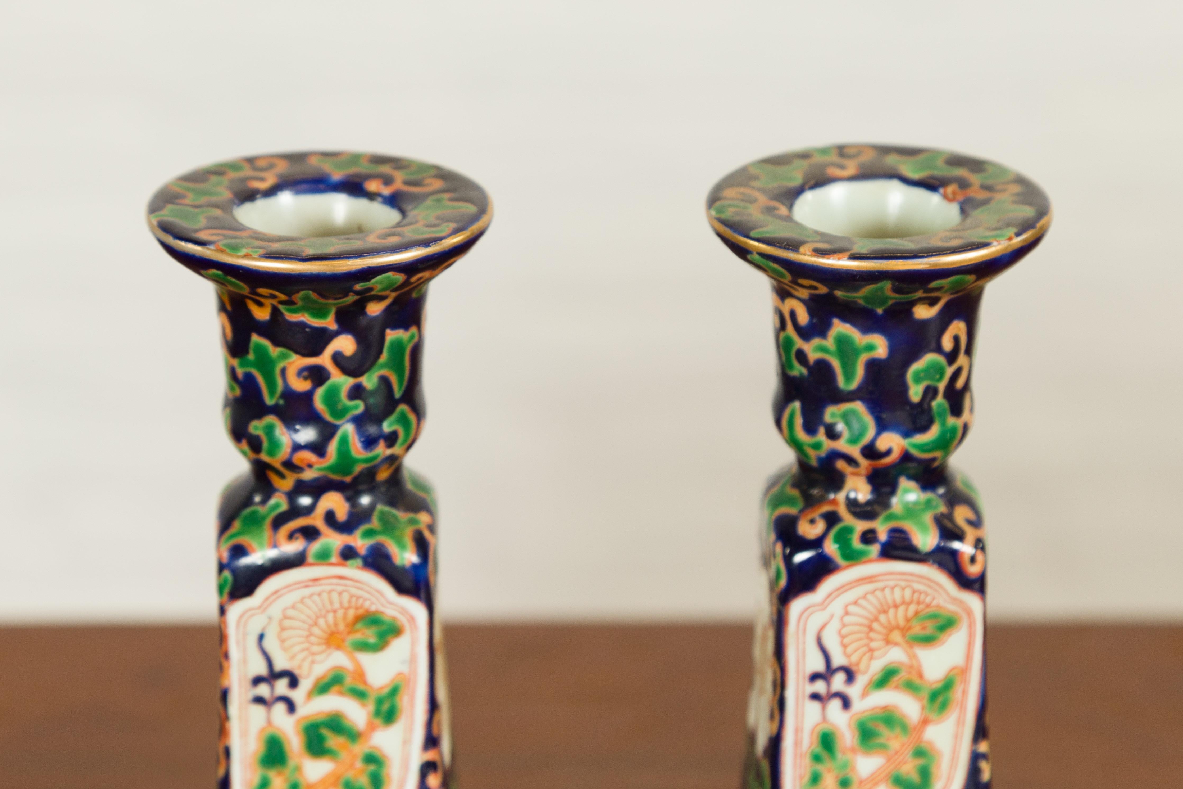 XXIe siècle et contemporain Paire de chandeliers chinois peints à la main avec fond bleu cobalt et cartouches en vente