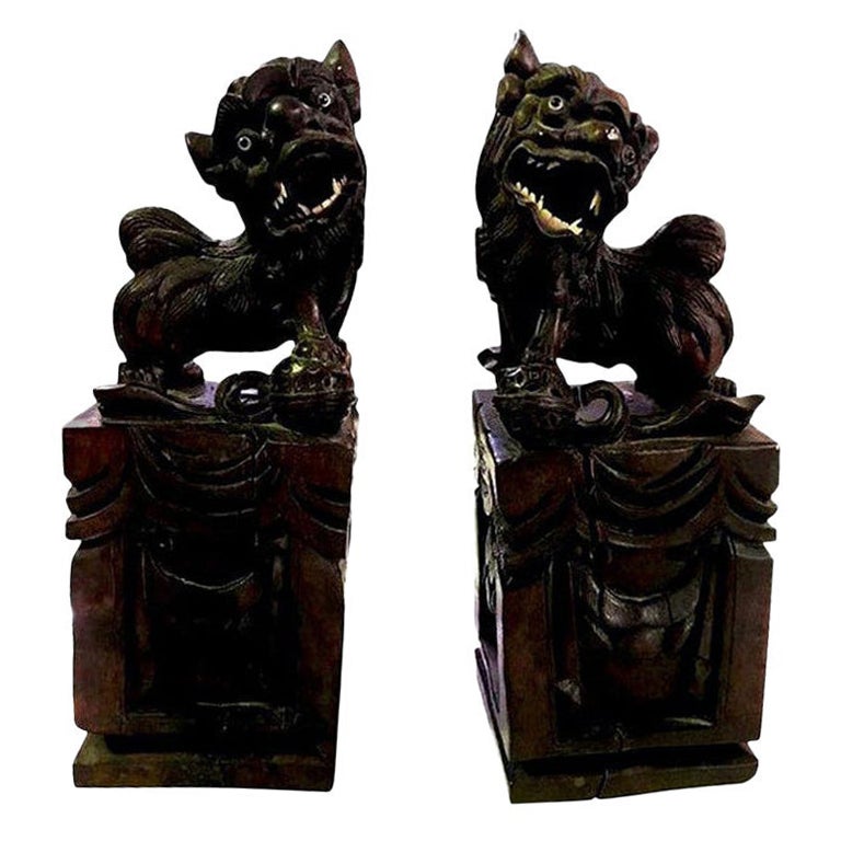 Paar chinesische handgeschnitzte Foo Dogs mit Knochenintarsien, circa frühe 1900er Jahre