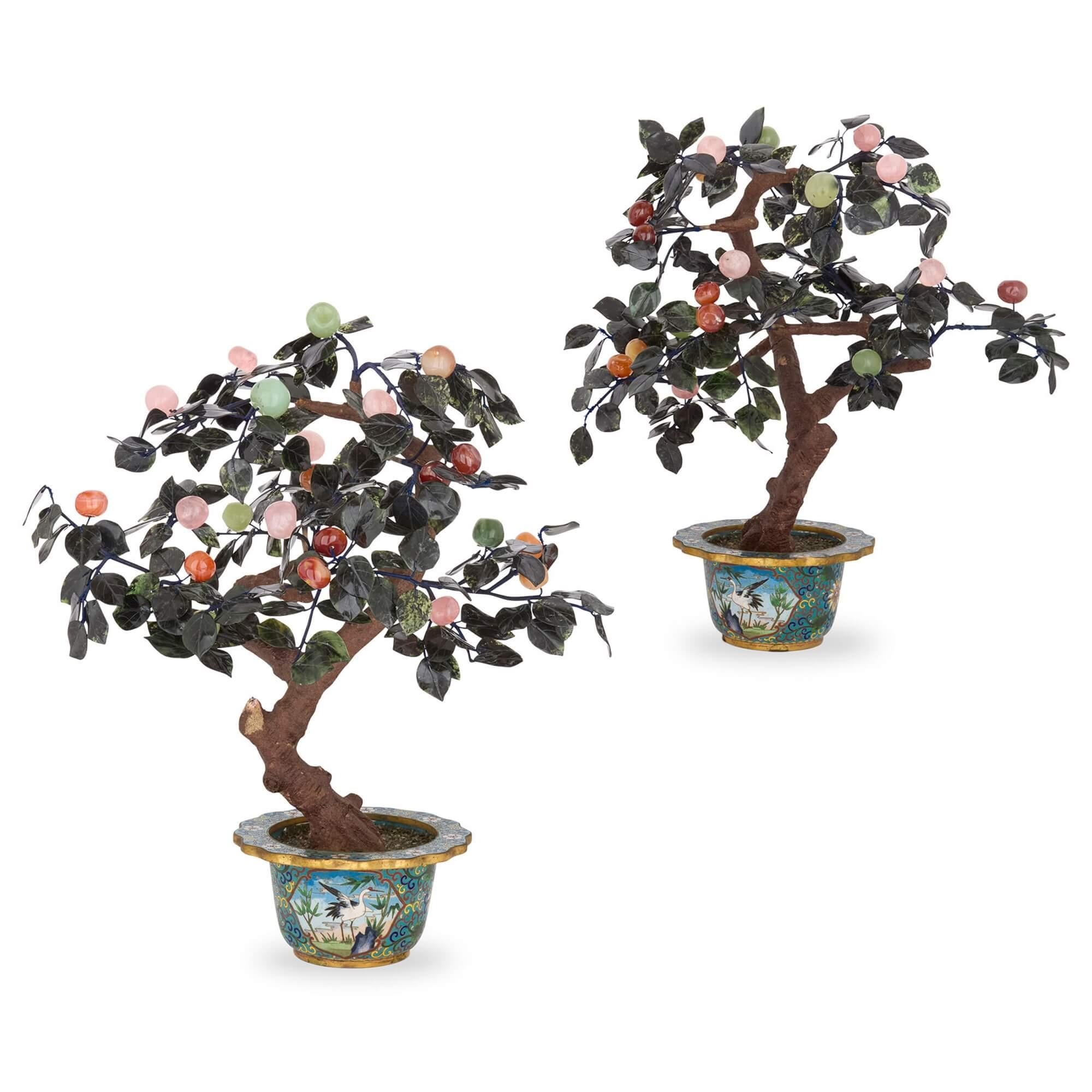 Paar chinesische Blumenmodelle aus Hartstein und Cloisonné-Email (Chinesisch) im Angebot