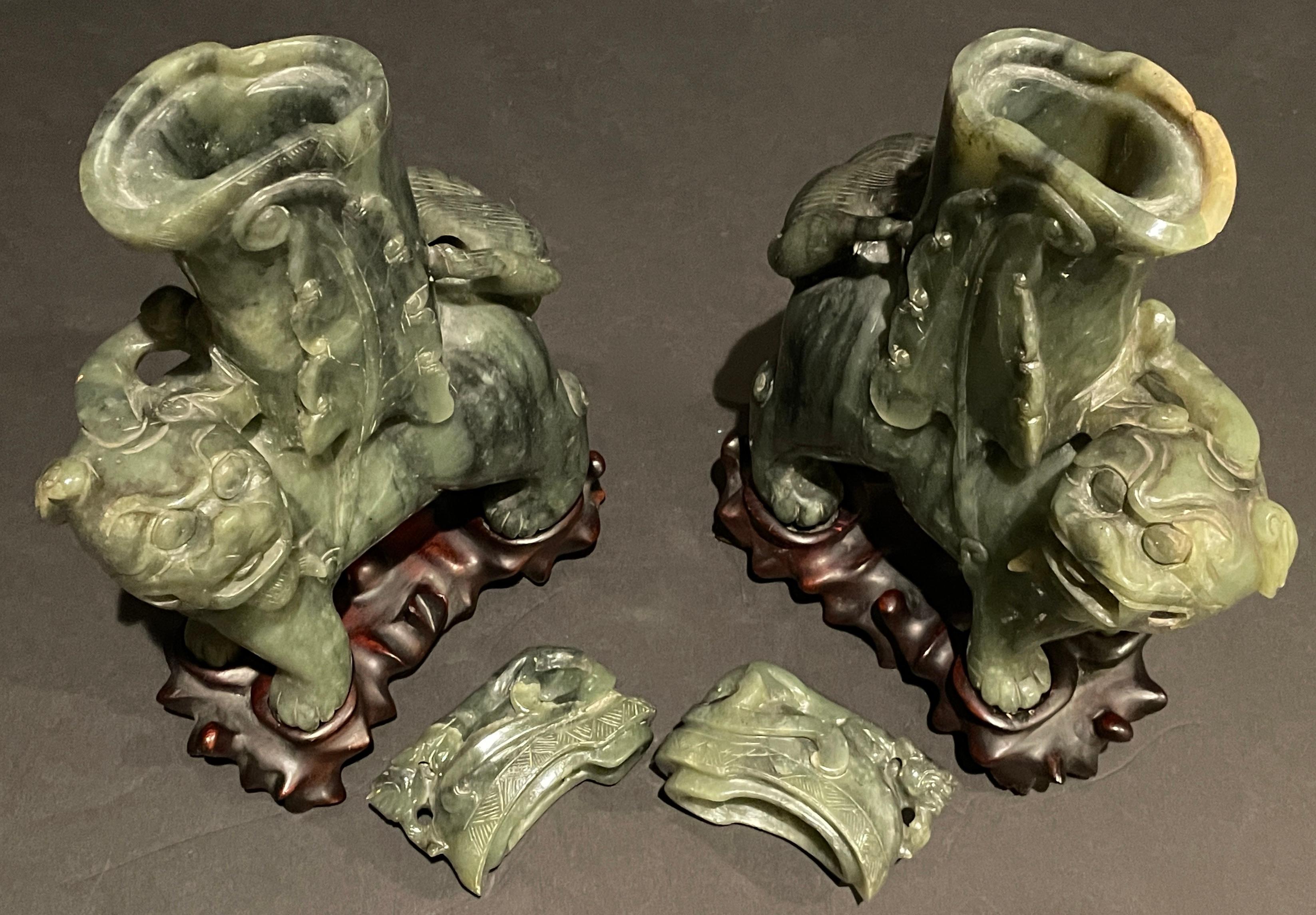 Sculpté à la main Paire de lions gardiens chinois en pierre dure en vente