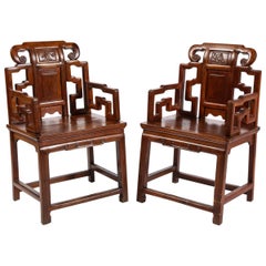 Pareja de Sillas Chinas de Madera Dura con Diseños Calados y Paneles en Alto Relieve