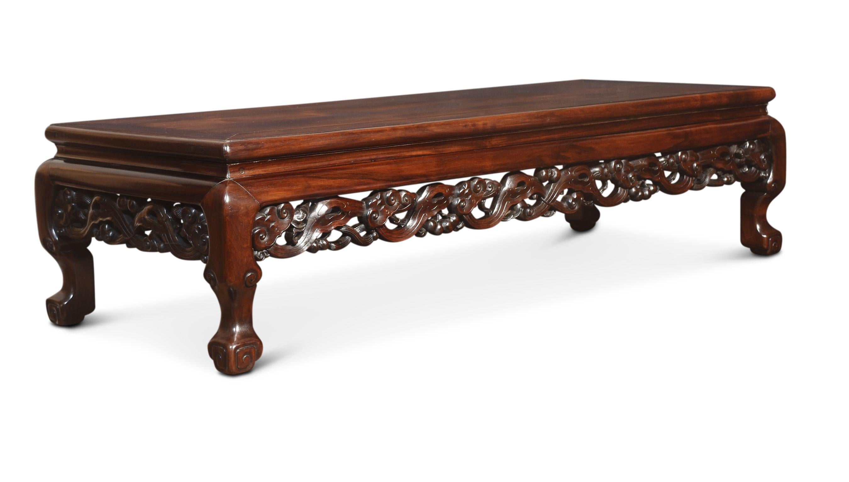 Paire de tables basses chinoises en bois dur, de forme rectangulaire avec frise percée. Elle repose sur des supports à enroulement terminés par des pieds griffes et des pieds boules.
Dimensions
Hauteur 14 pouces
Largeur 53,5 pouces
Profondeur 21.5