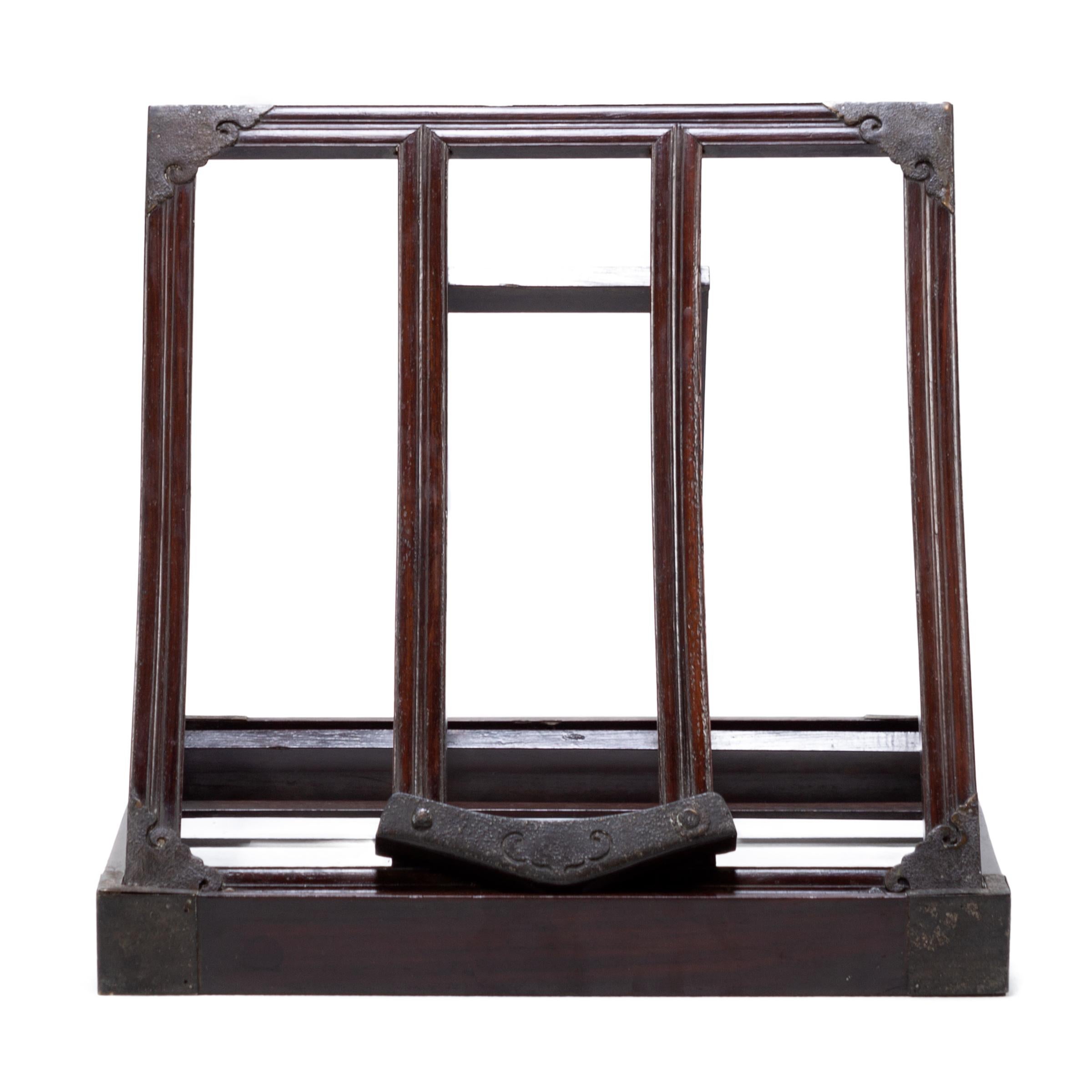 Diese klappbaren Hartholzständer aus Nordchina wurden einst von einer Frau der Qing-Dynastie benutzt, um Spiegel aus versilberter Bronze oder Glas in den intimen Räumen ihres traditionellen chinesischen Hauses aufzustellen. Eine wohlhabende Frau