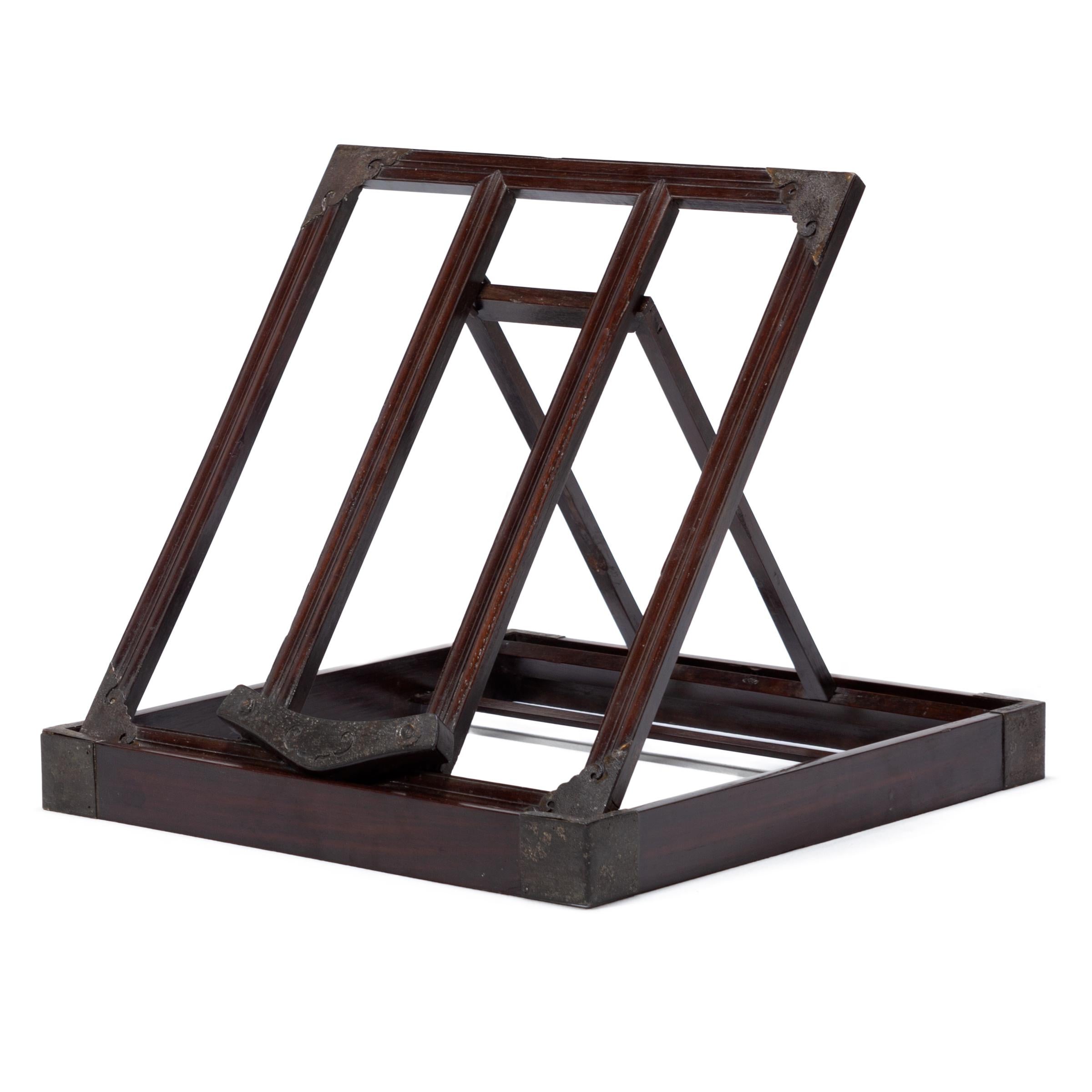 Paar chinesische Hartholz-Spiegelständer, um 1850 im Zustand „Gut“ im Angebot in Chicago, IL