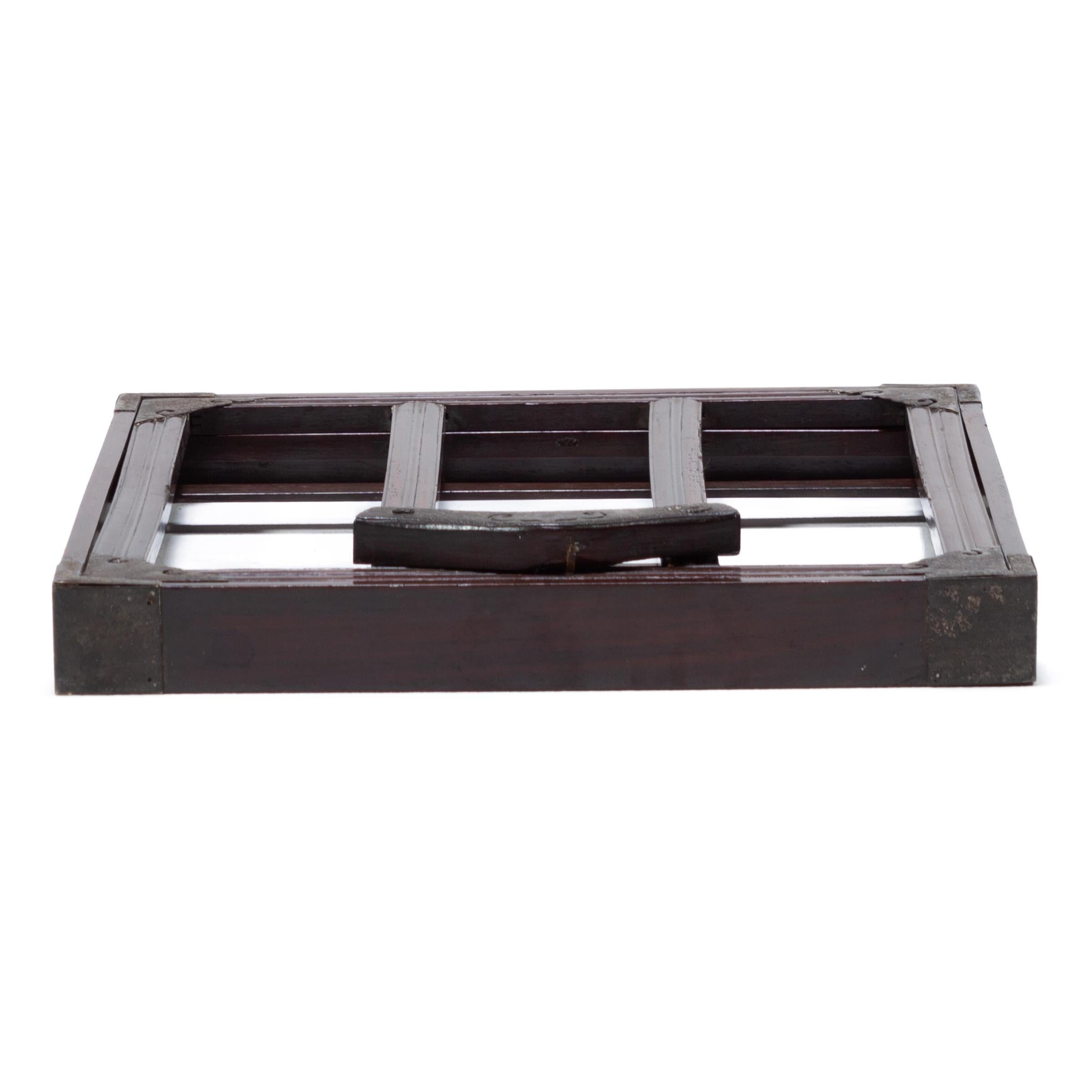 Paar chinesische Hartholz-Spiegelständer, um 1850 (Messing) im Angebot