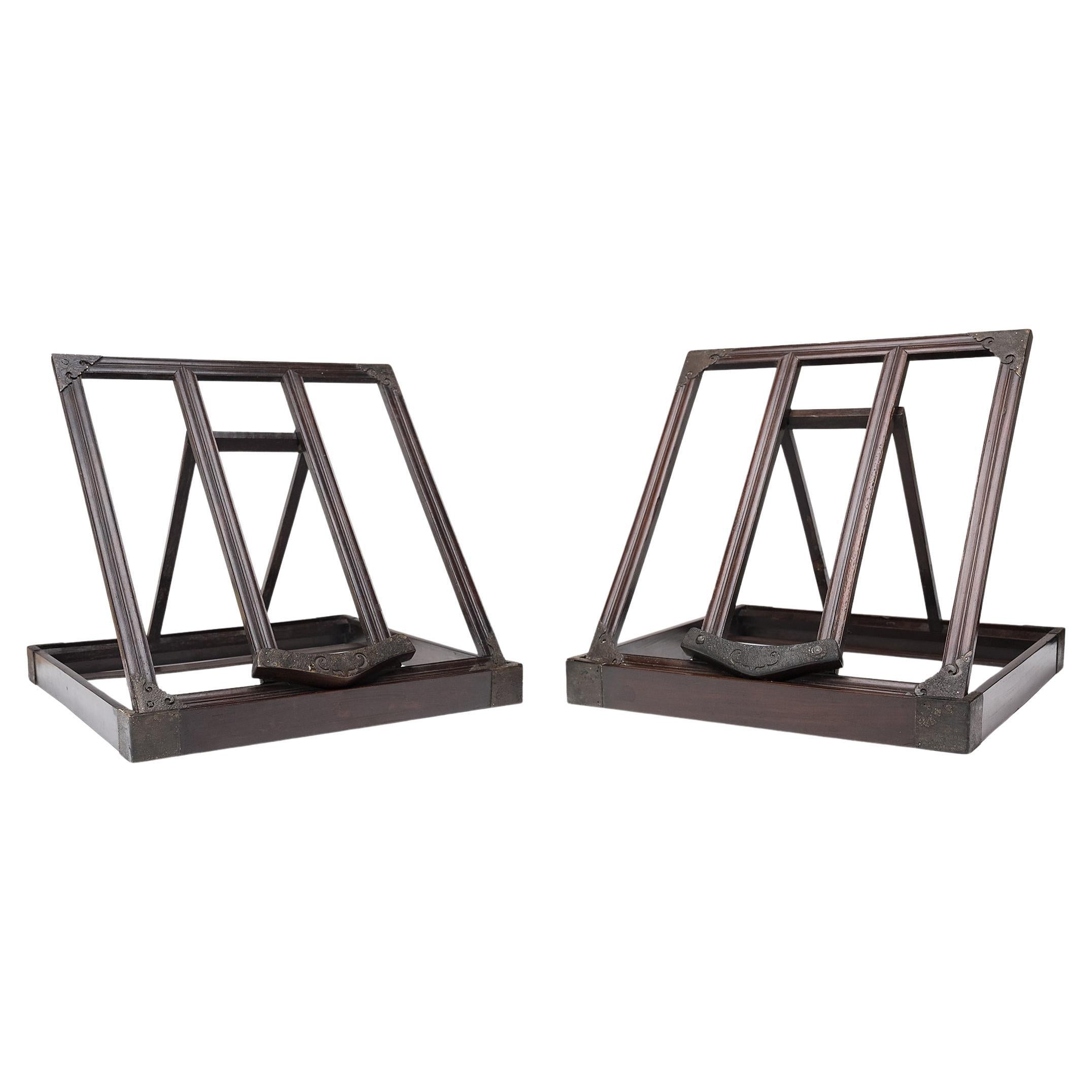 Paar chinesische Hartholz-Spiegelständer, um 1850 im Angebot