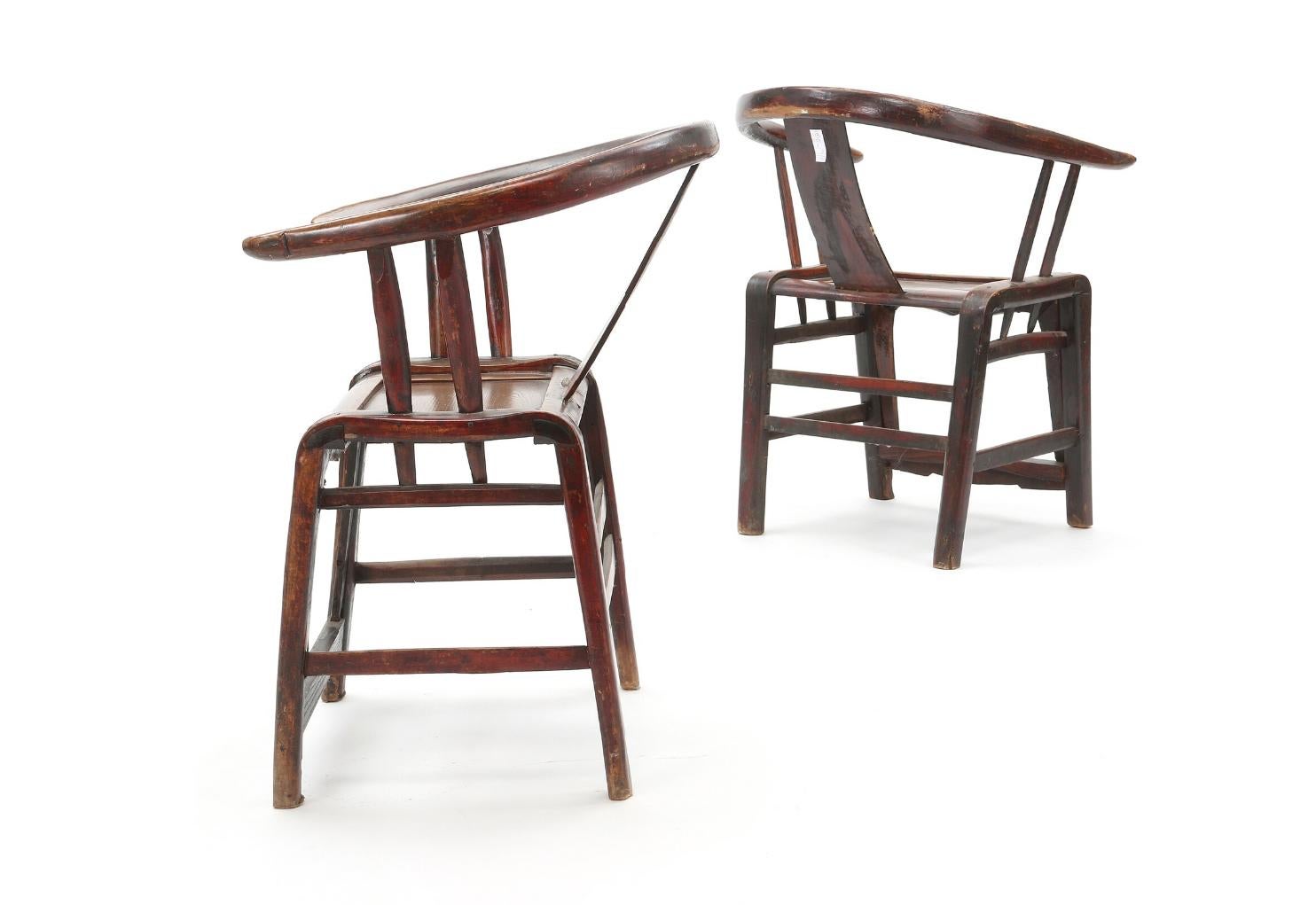 Paire de fauteuils à dossier en fer à cheval en bois d'orme et en bois dur de la dynastie des Qing.
Ensemble de deux. Signes d'âge et d'usure.

  