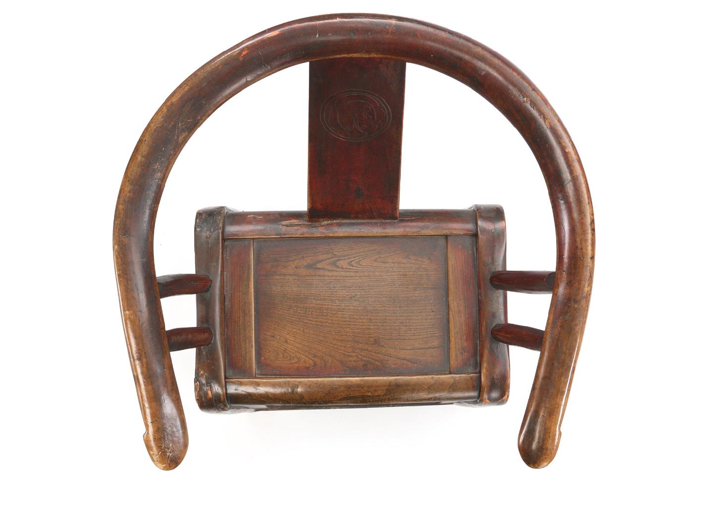 Exportation chinoise Paire de fauteuils chinois en bois d'orme et en bois dur à dossier en fer à cheval en vente
