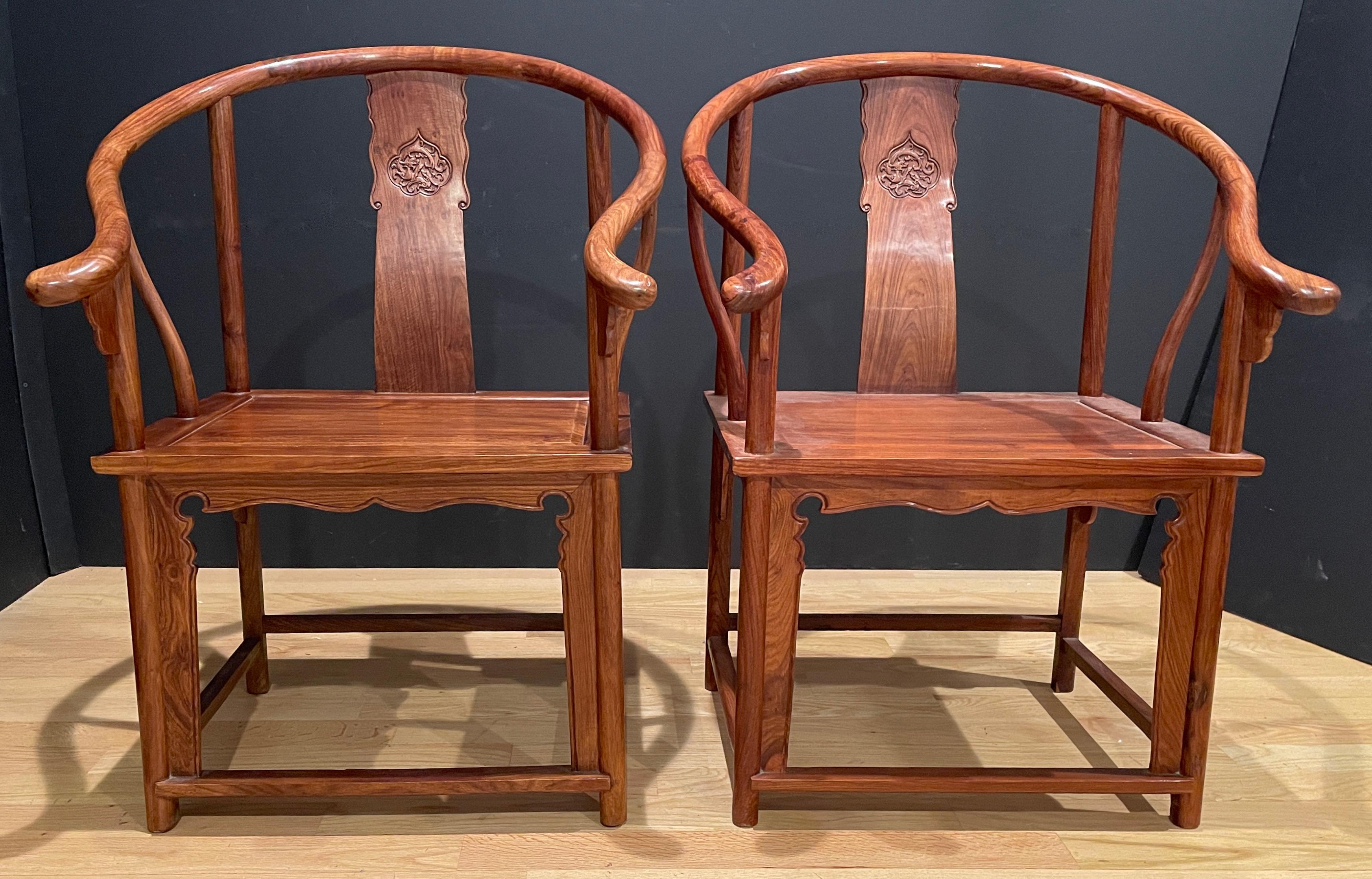 Paar Chinesische Vintage  Hufeisenförmige Rückenlehne Hartholz Sessel (Handgeschnitzt) im Angebot