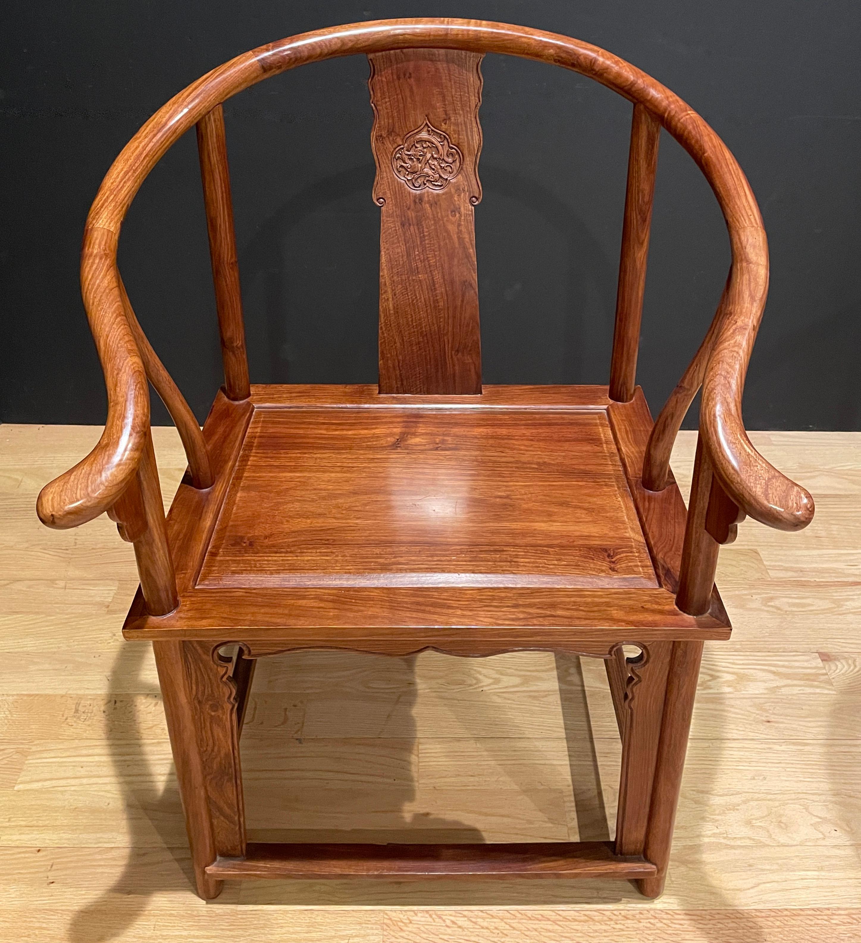 Paar Chinesische Vintage  Hufeisenförmige Rückenlehne Hartholz Sessel im Zustand „Gut“ im Angebot in Norwood, NJ