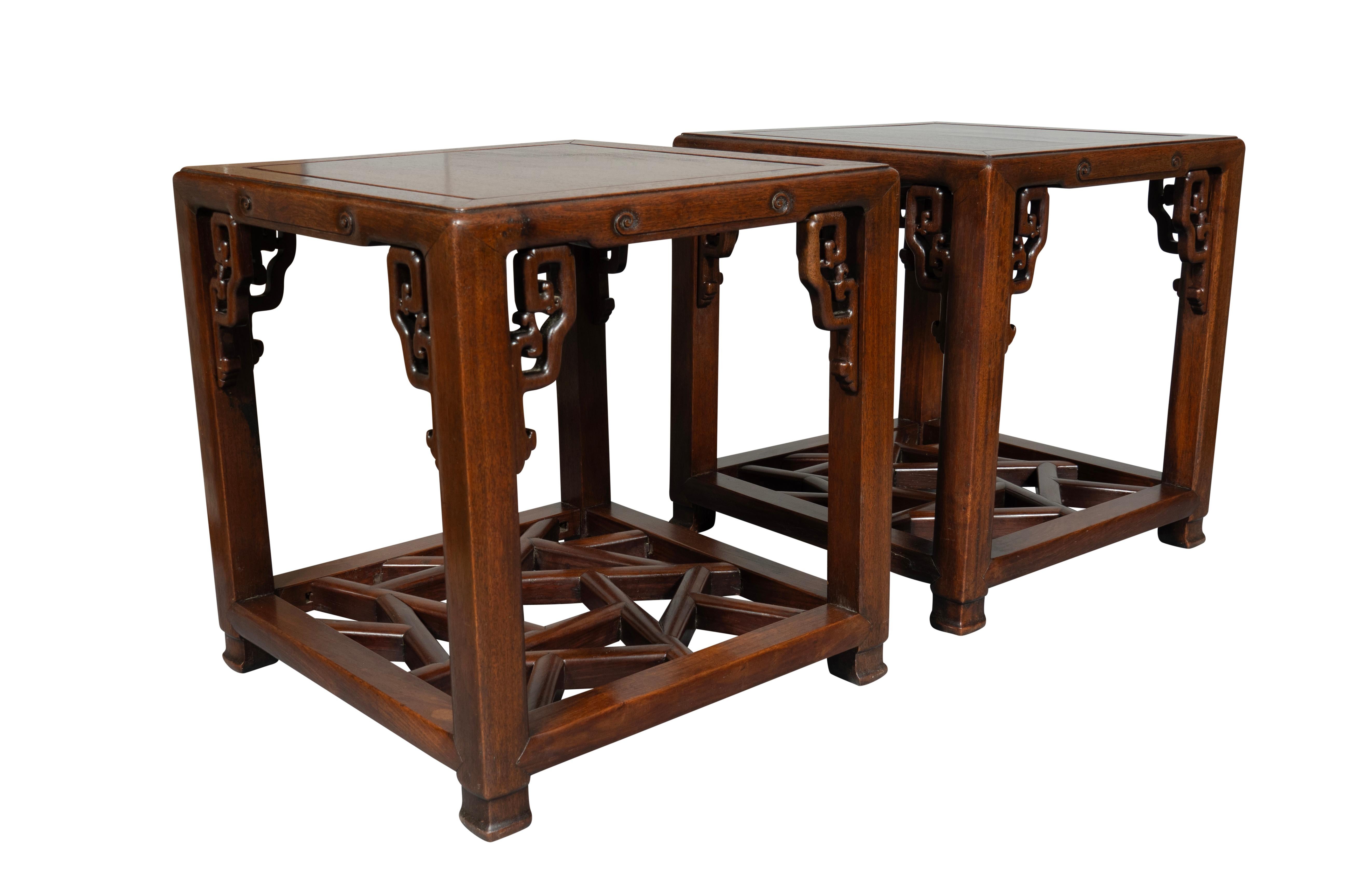 Plateaux carrés avec panneau central dans un cadre. Les écoinçons sculptés à l'endroit où les pieds rejoignent les tablettes supérieure et inférieure du treillis et les pieds façonnés.