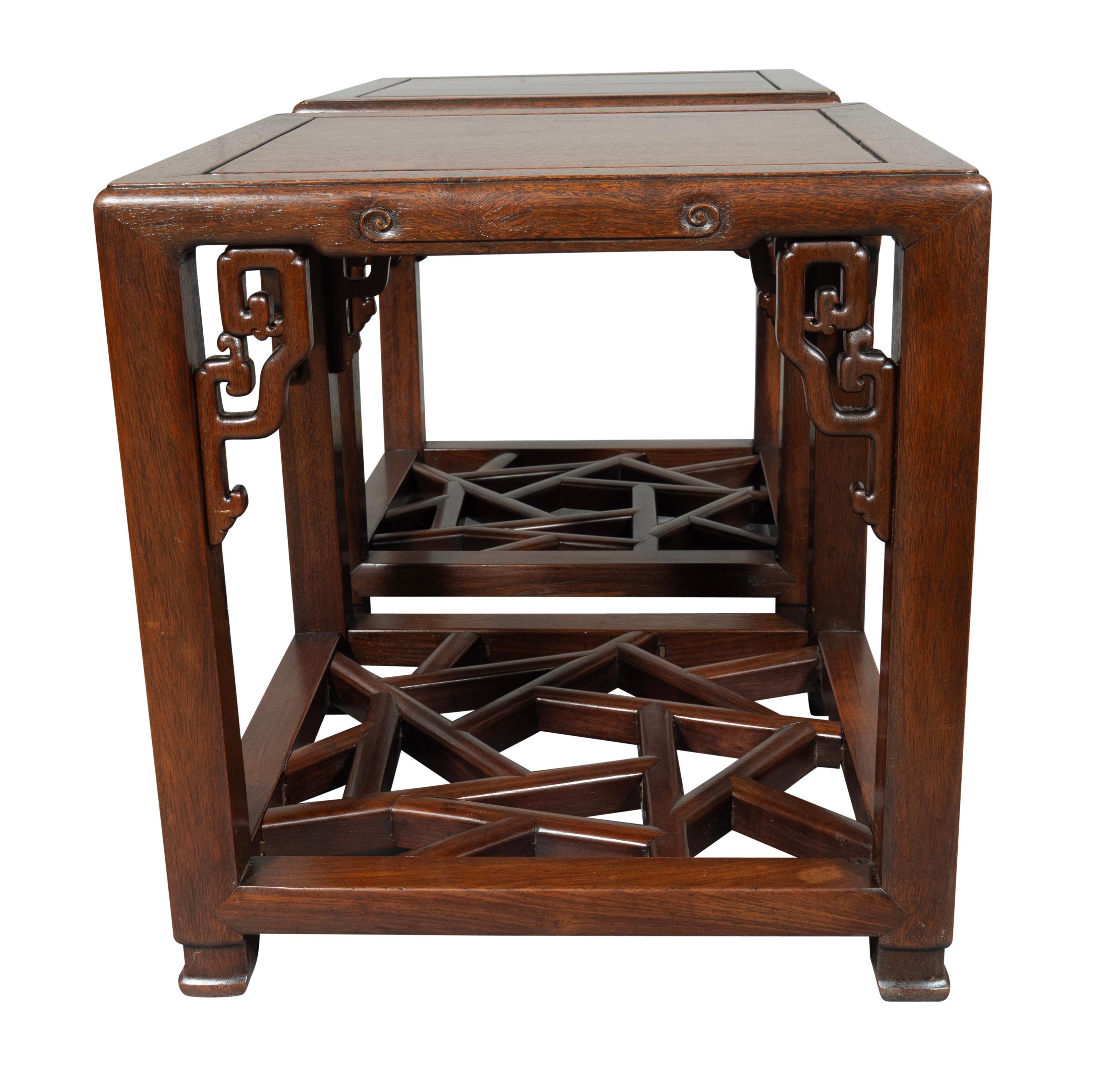 Chinois Paire de tables d'appoint chinoises en bois de Hungmu en vente
