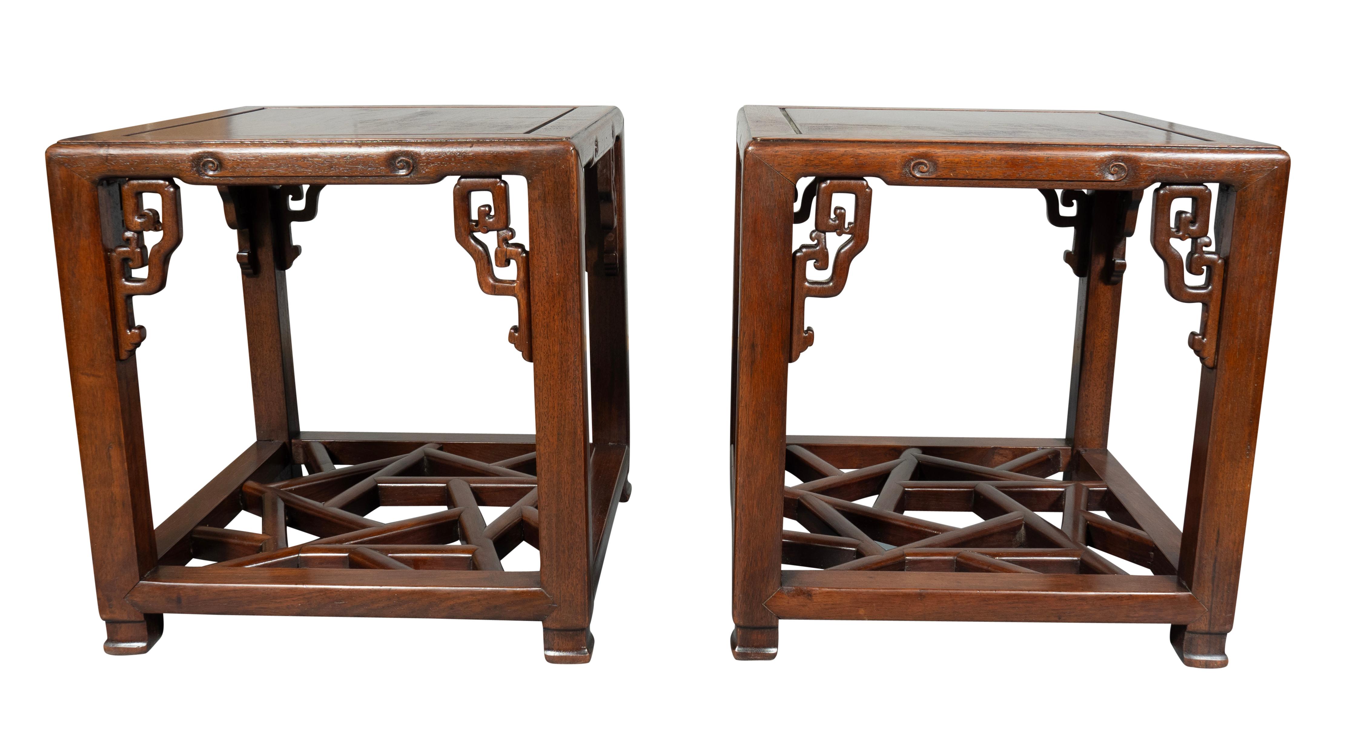 Paire de tables d'appoint chinoises en bois de Hungmu Bon état - En vente à Essex, MA