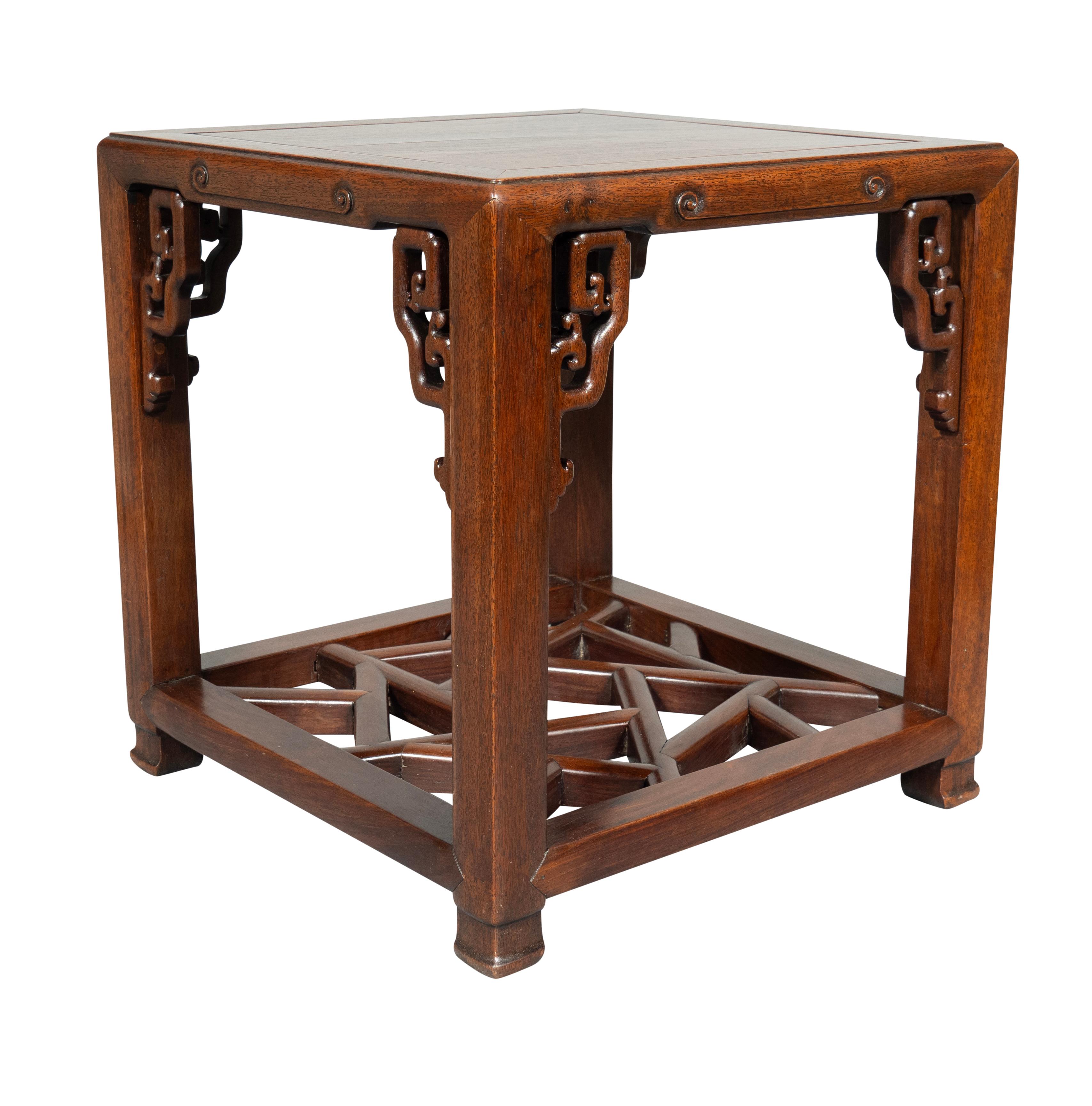 20ième siècle Paire de tables d'appoint chinoises en bois de Hungmu en vente