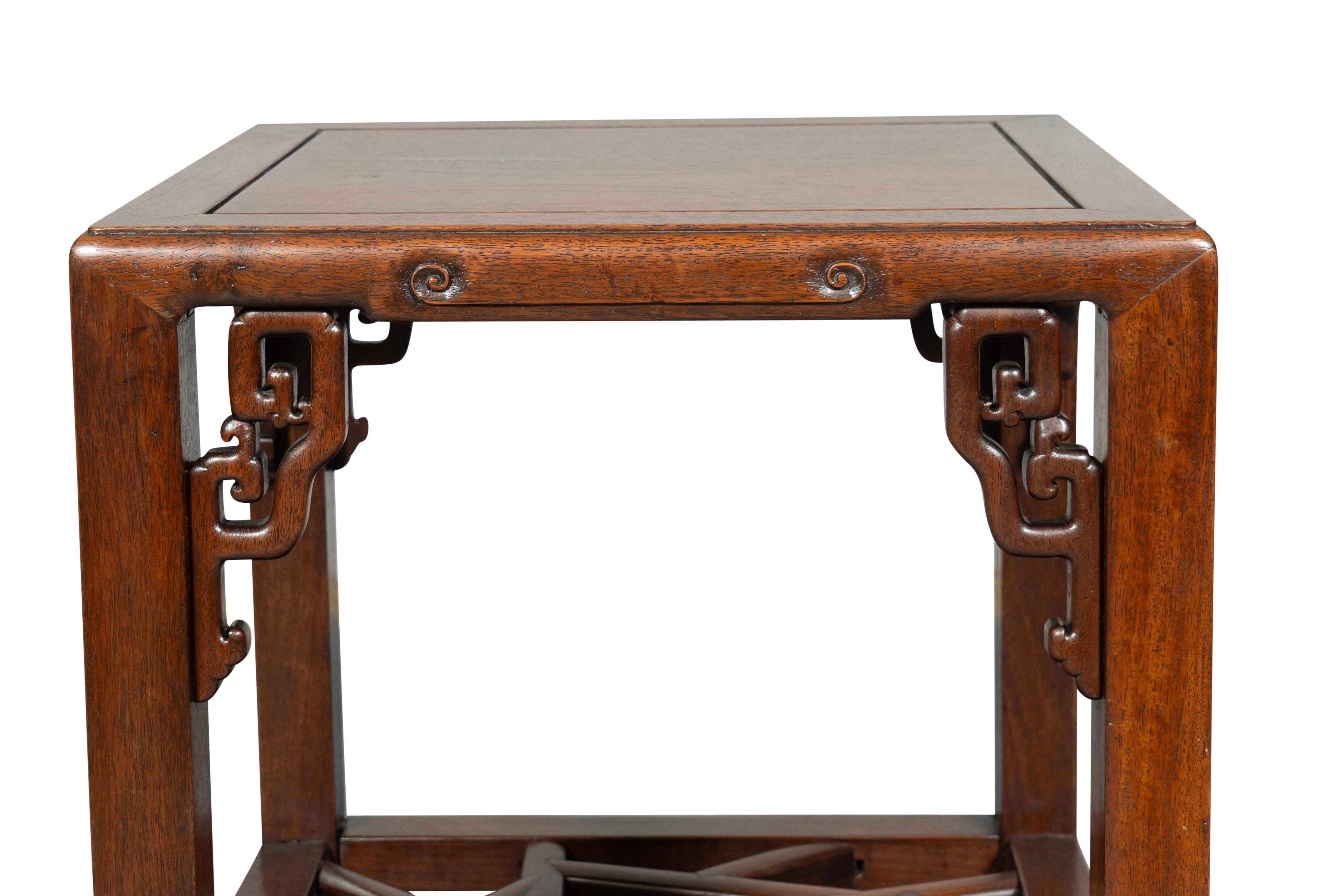 Paire de tables d'appoint chinoises en bois de Hungmu en vente 2