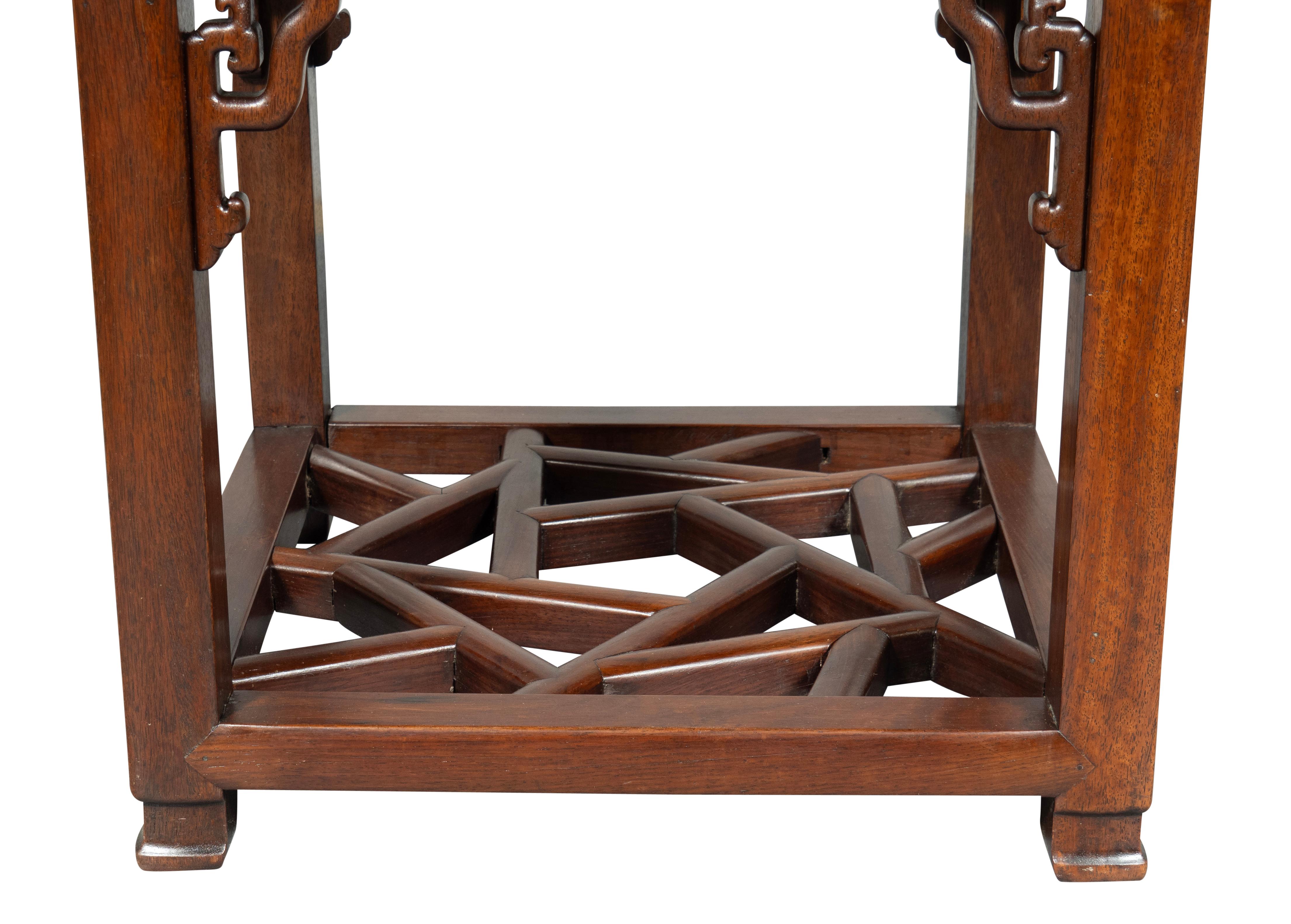 Paire de tables d'appoint chinoises en bois de Hungmu en vente 3