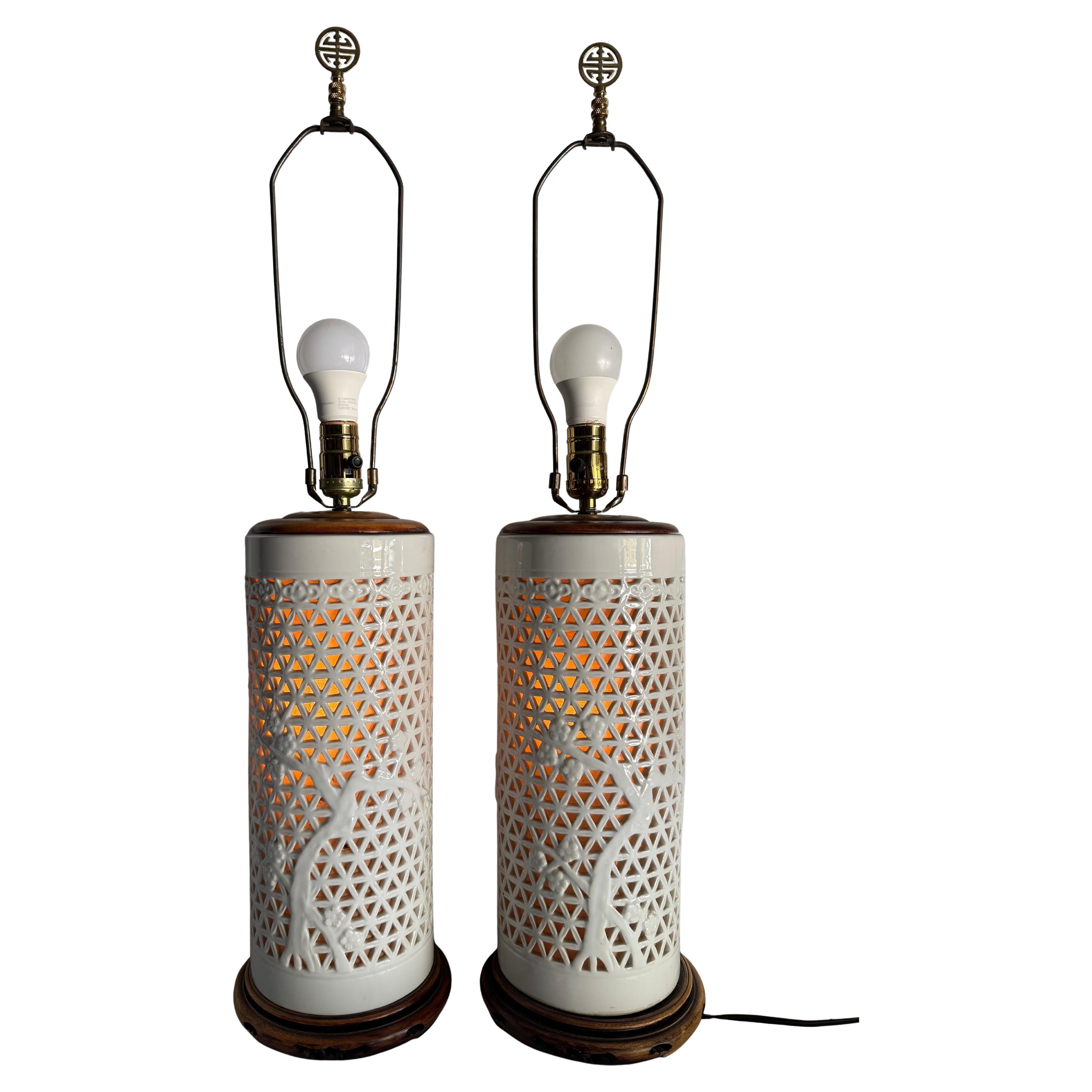 Paire de lampes à fleurs en porcelaine blanche de Chine illuminée Blanc De Chine en vente