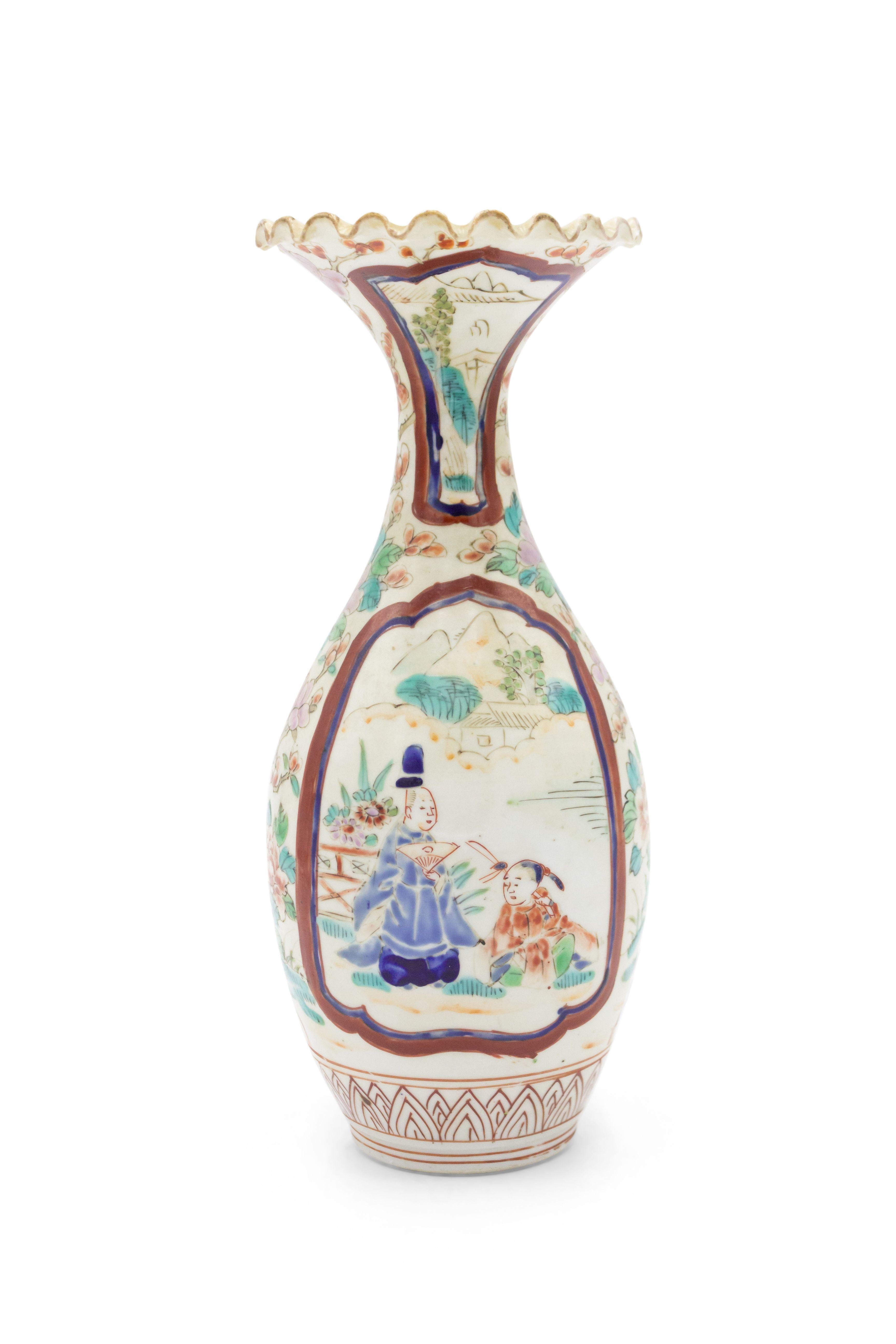 Paire de petits vases en porcelaine asiatique chinoise Imari (18e siècle) avec un sommet festonné et des scènes de personnages et de fleurs. (petit éclat à 1 sommet) (prix de la paire).
  