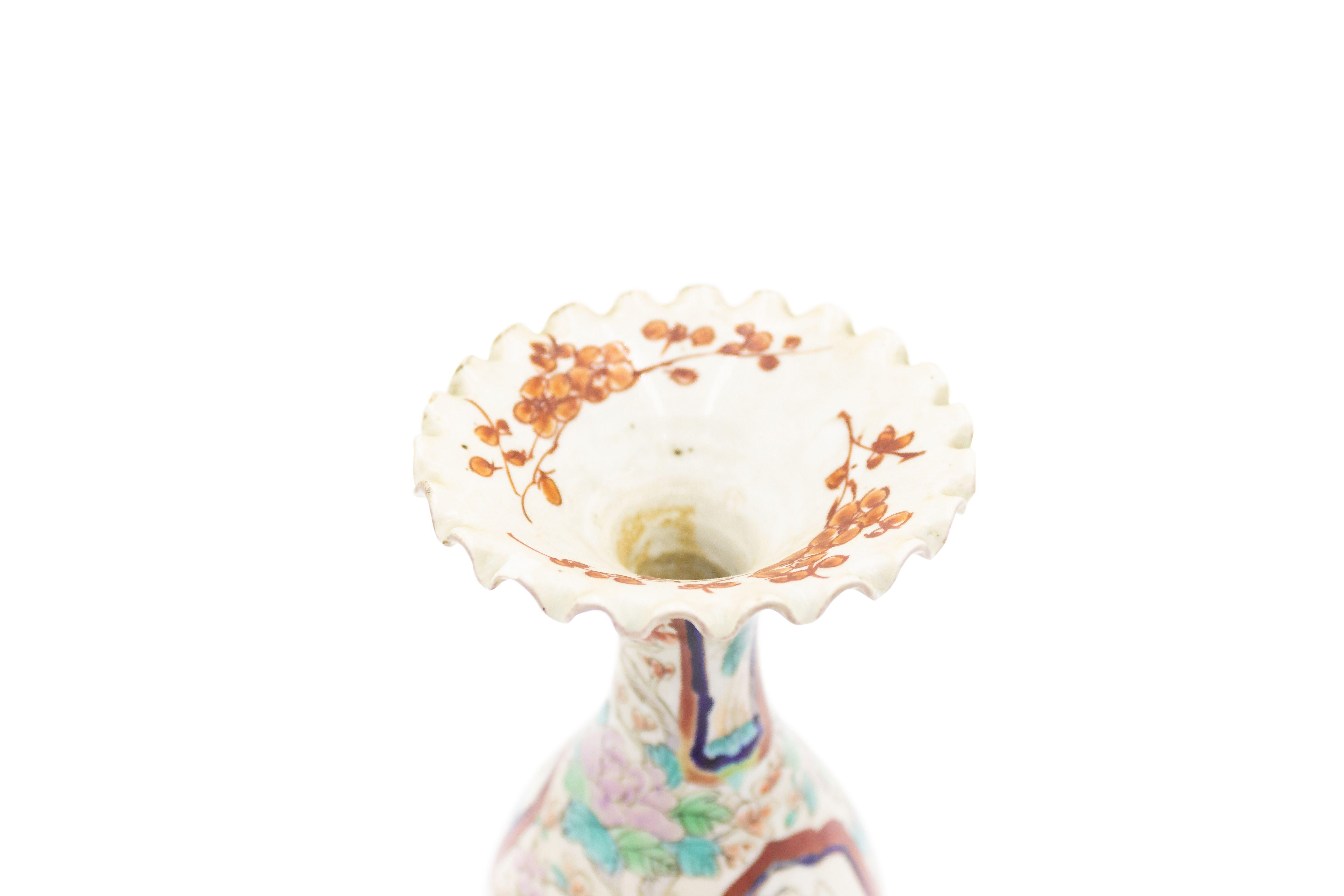 Fino al XVIII secolo Coppia di vasi in porcellana cinese Imari Porcelain in vendita