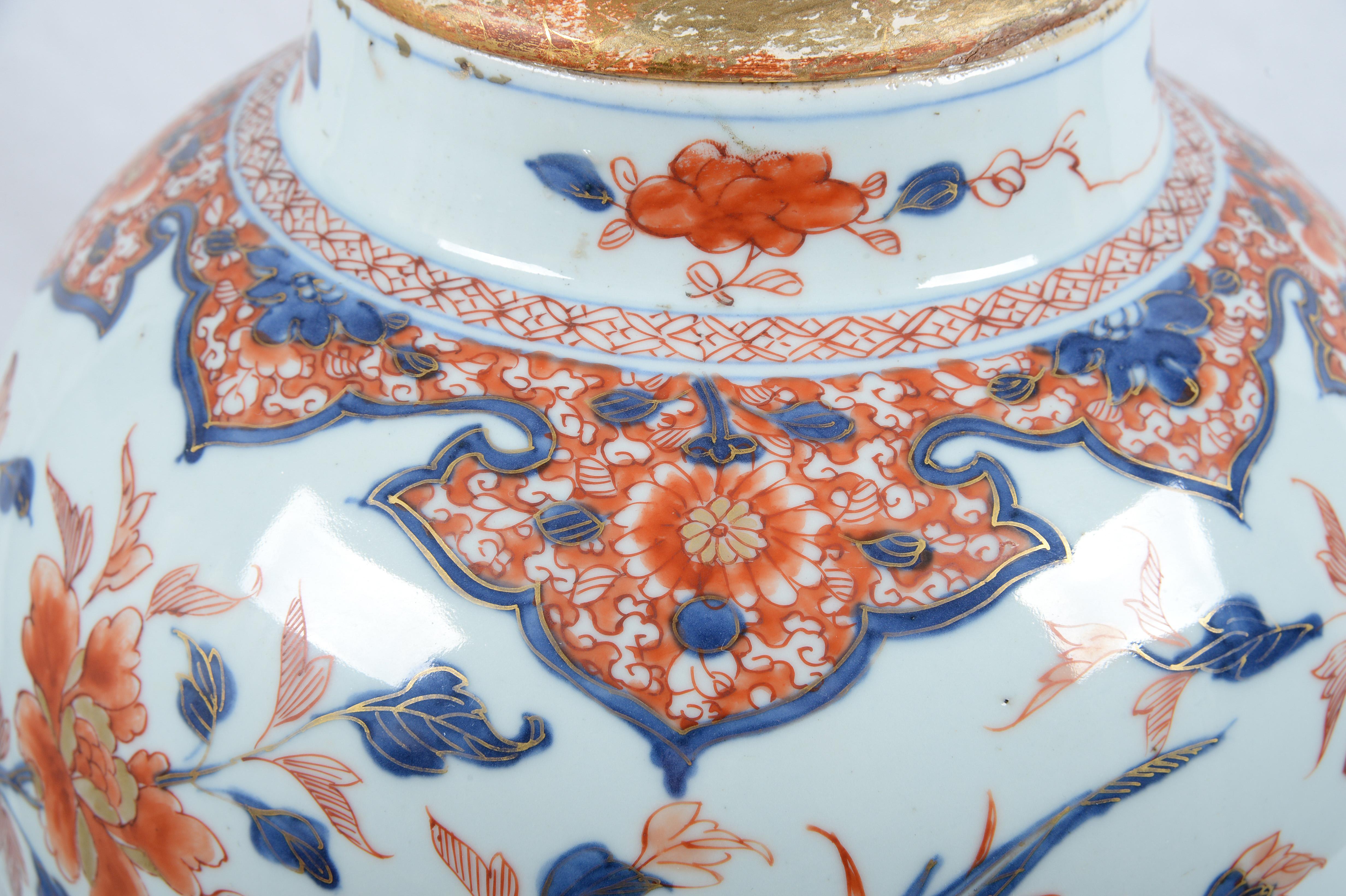 Porcelaine Paire de vases en porcelaine Imari Porcelain de Chine montés en lampes en vente