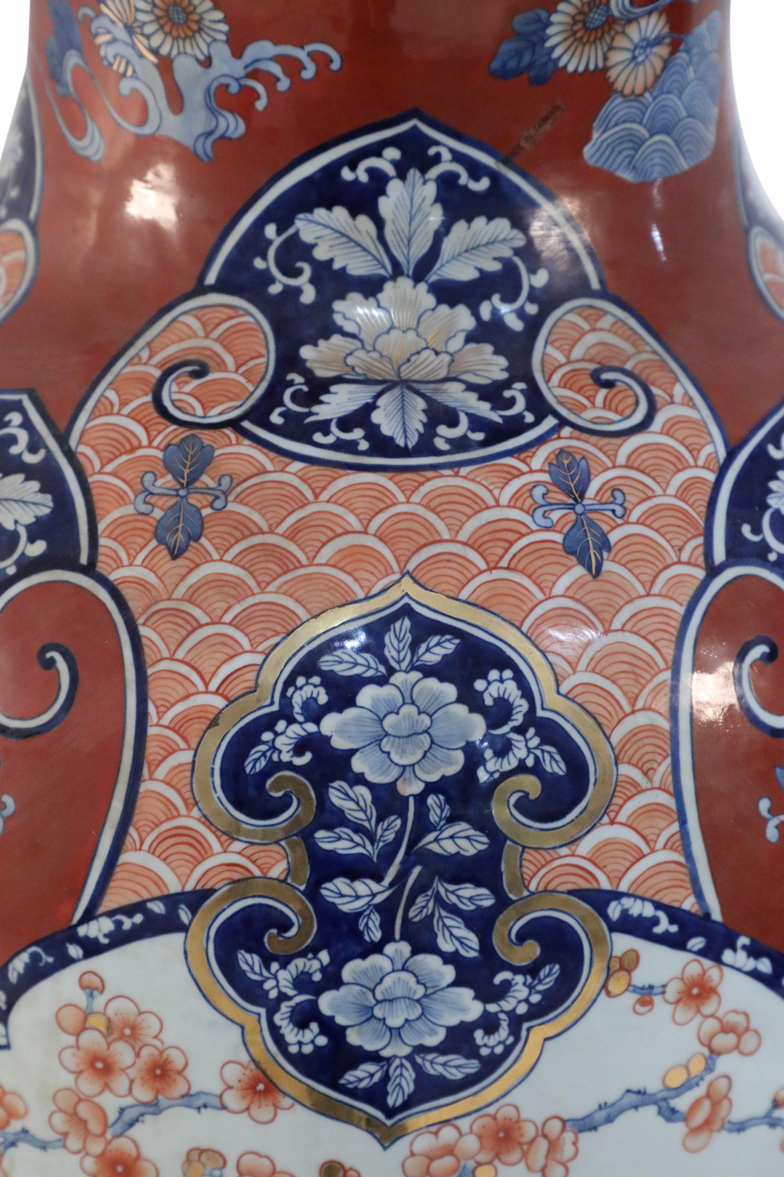 Coppia di urne monumentali in porcellana con coperchio in stile Imari cinese In condizioni buone in vendita a Queens, NY