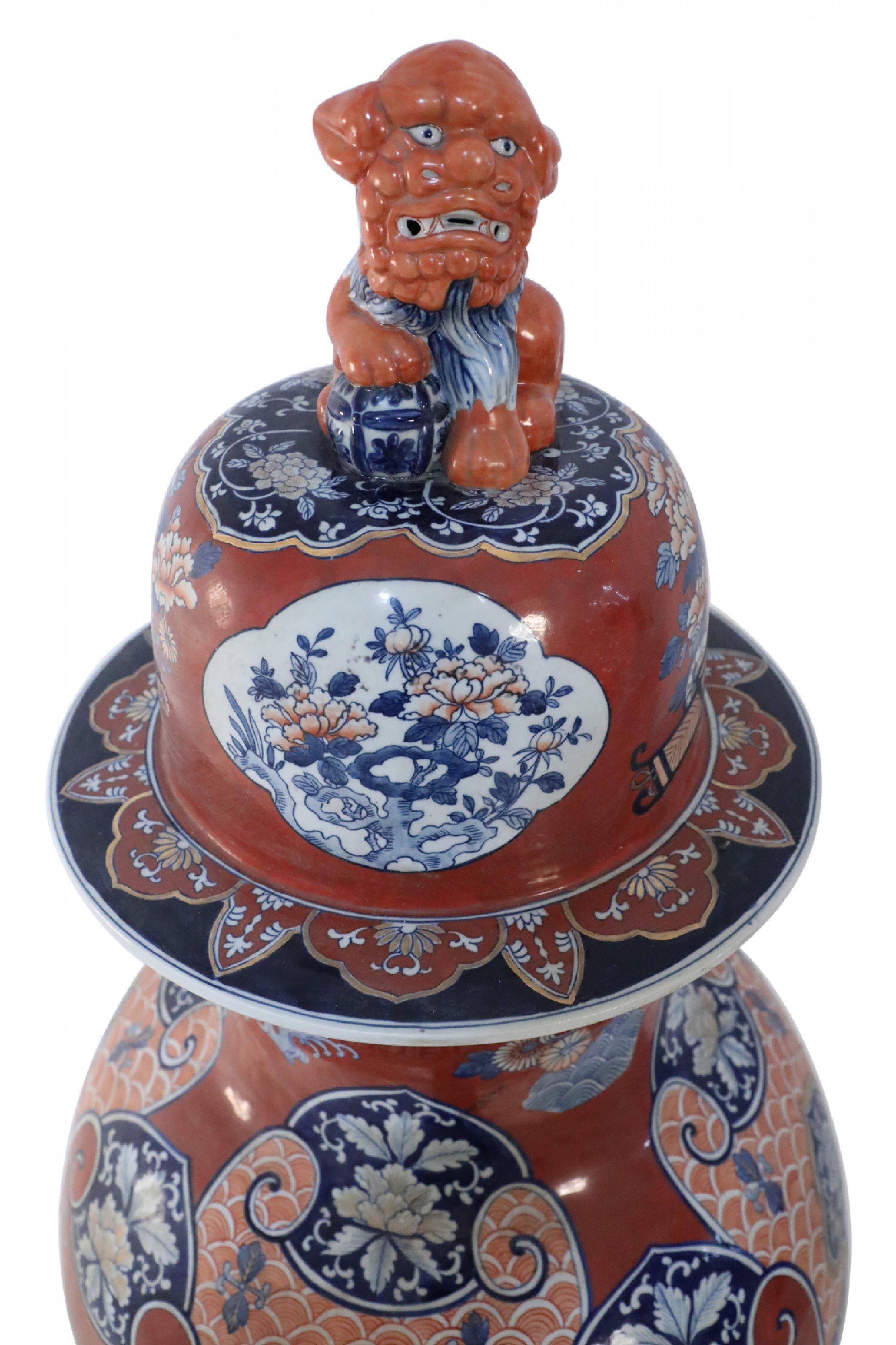 XX secolo Coppia di urne monumentali in porcellana con coperchio in stile Imari cinese in vendita