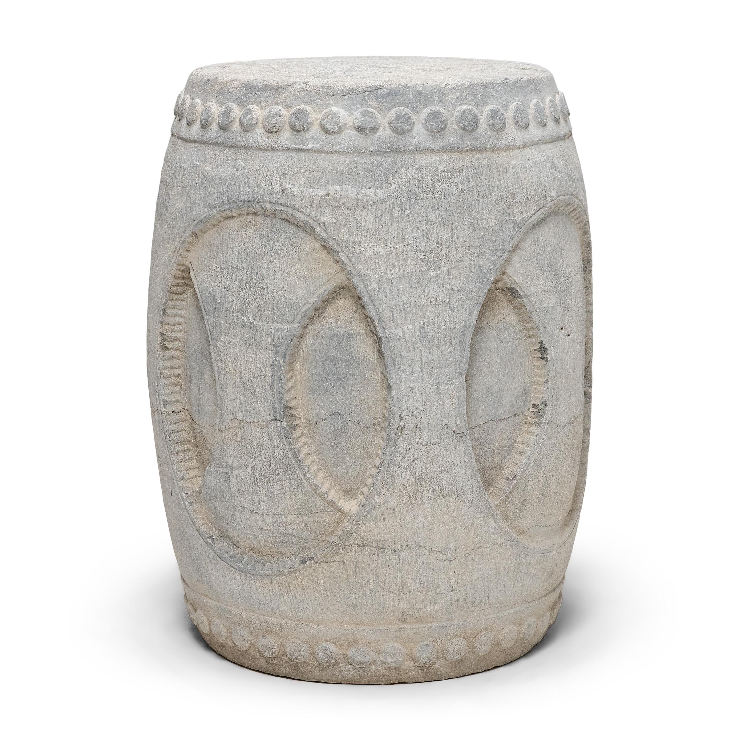 Solche trommelförmigen Hocker wurden traditionell in Gärten und Freiluftpavillons verwendet, in denen die Gelehrten der Oberschicht lasen, schrieben, sich zu Diskussionen trafen und ganz allgemein ihre inneren Gefühle entwickelten. Diese