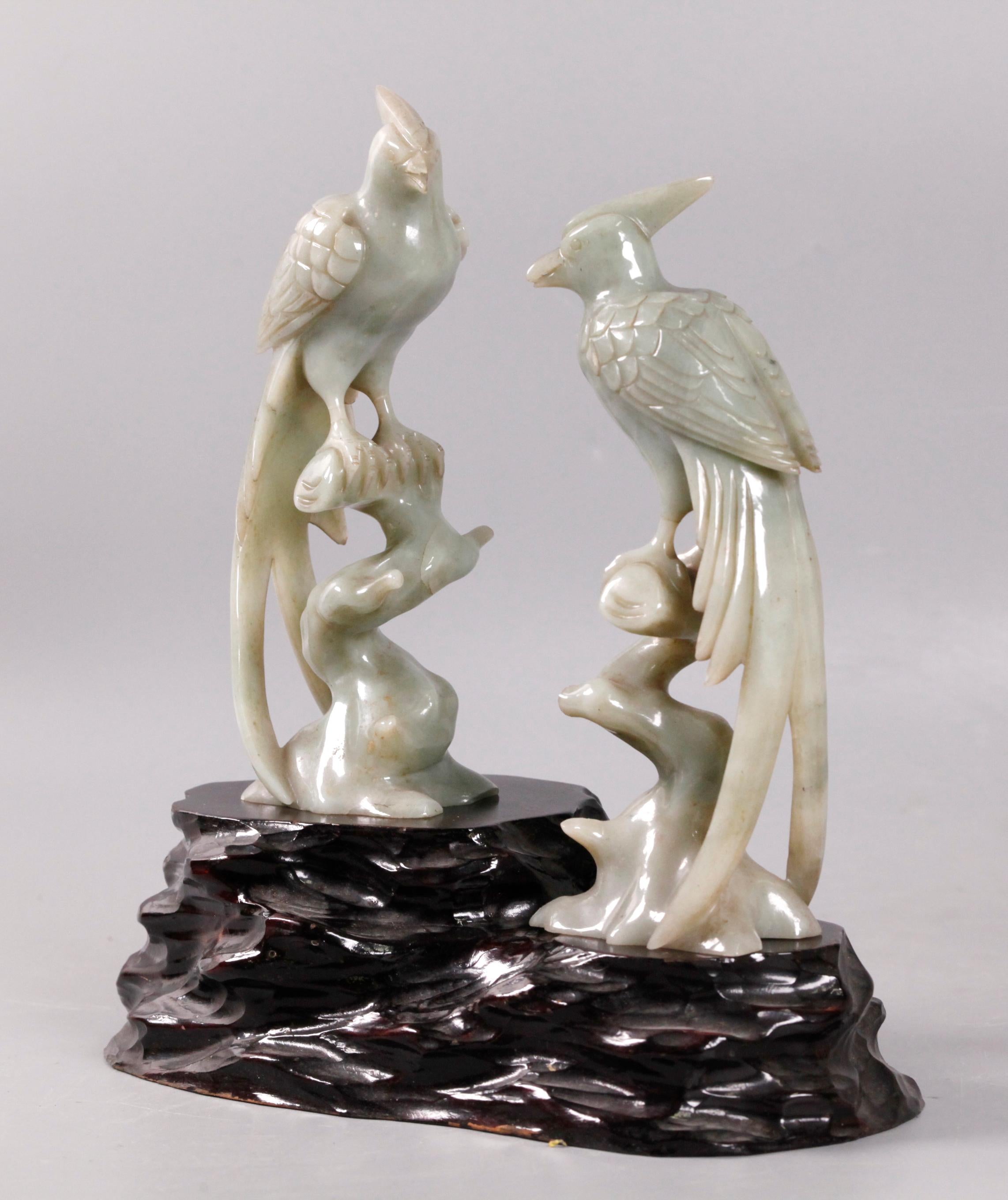 sculptures en jade d'oiseaux à longue queue, chacun perché sur une branche ; base/support en bois inclus avec ces sculptures ; dimensions du support en bois : 8.5in(W) x 5in(D) x 3in(H) ; 2in(D) x 2.5in(W) x 7in(H) sont les dimensions approximatives