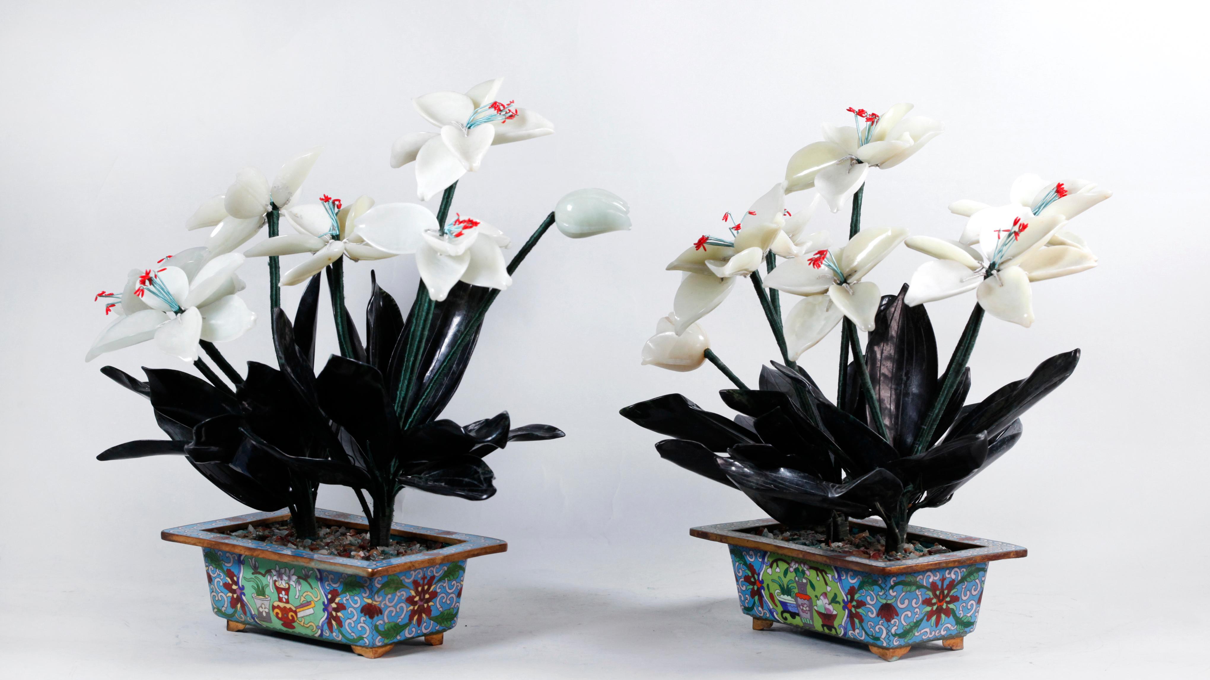 jardinière cloisonnée décorée d'un motif d'objets sur fond bleu 