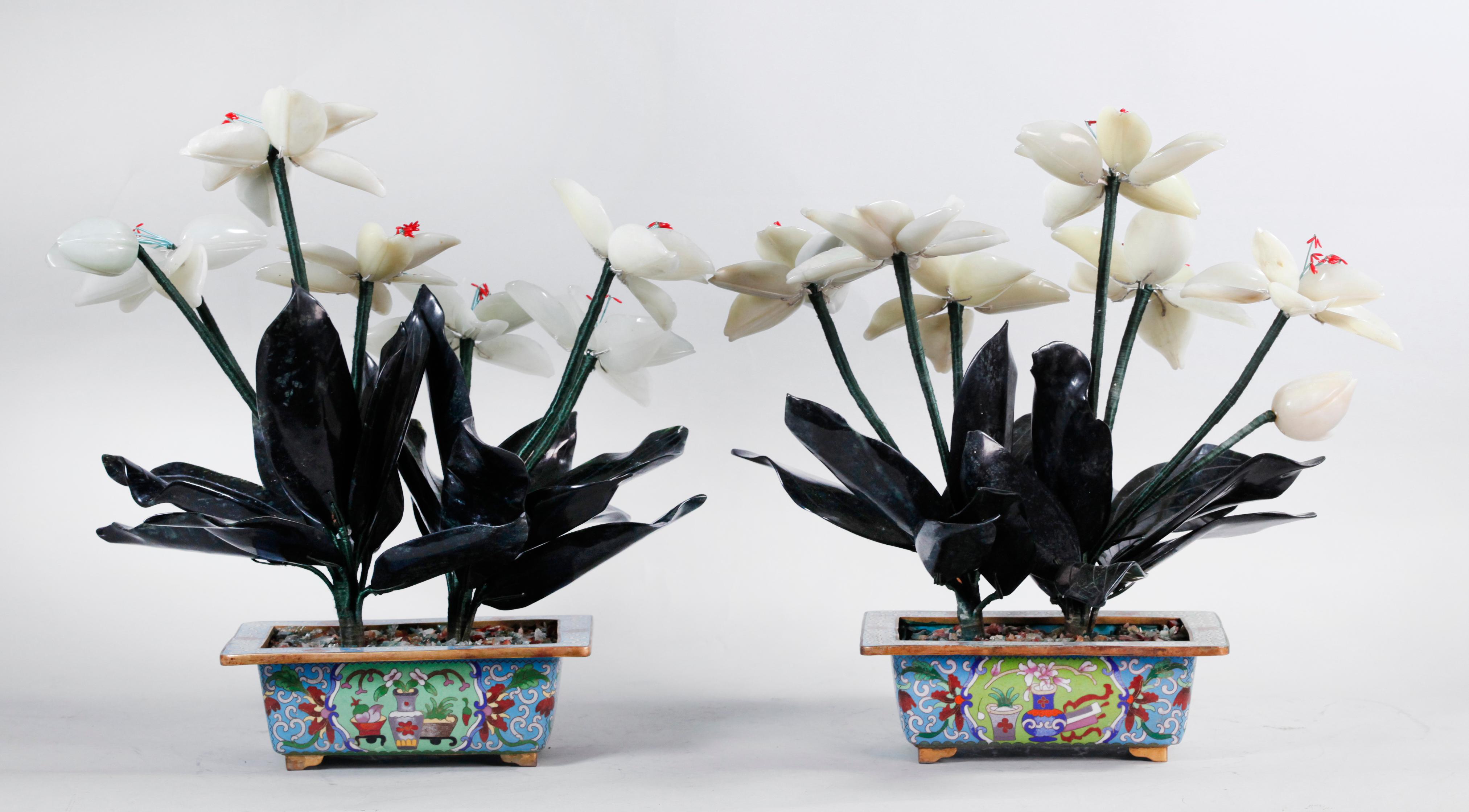 Chinois Paire de bonsaïs chinois en jade et pierre, chacun dans une jardinière cloisonnée en vente