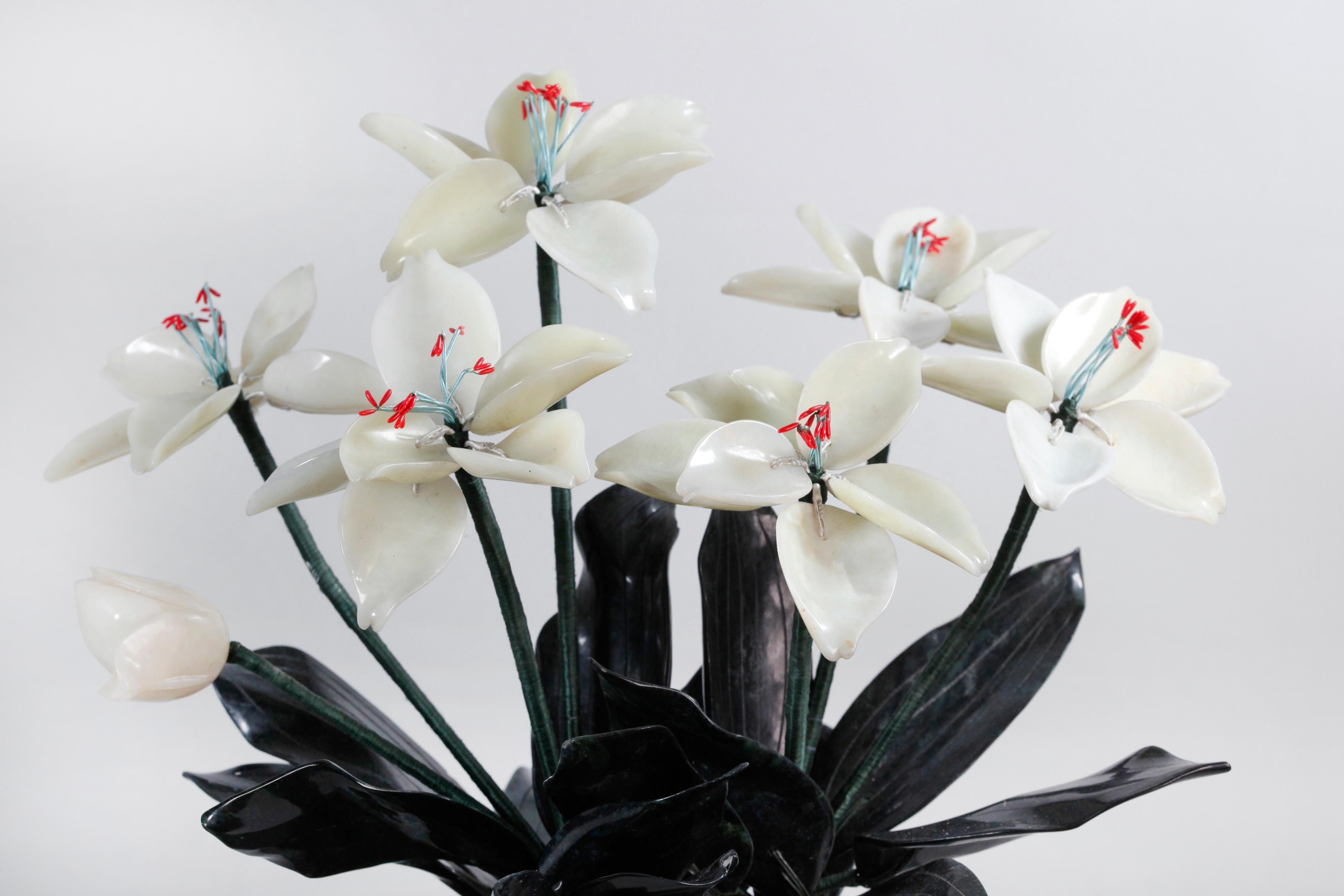 Cloisonné Paire de bonsaïs chinois en jade et pierre, chacun dans une jardinière cloisonnée en vente