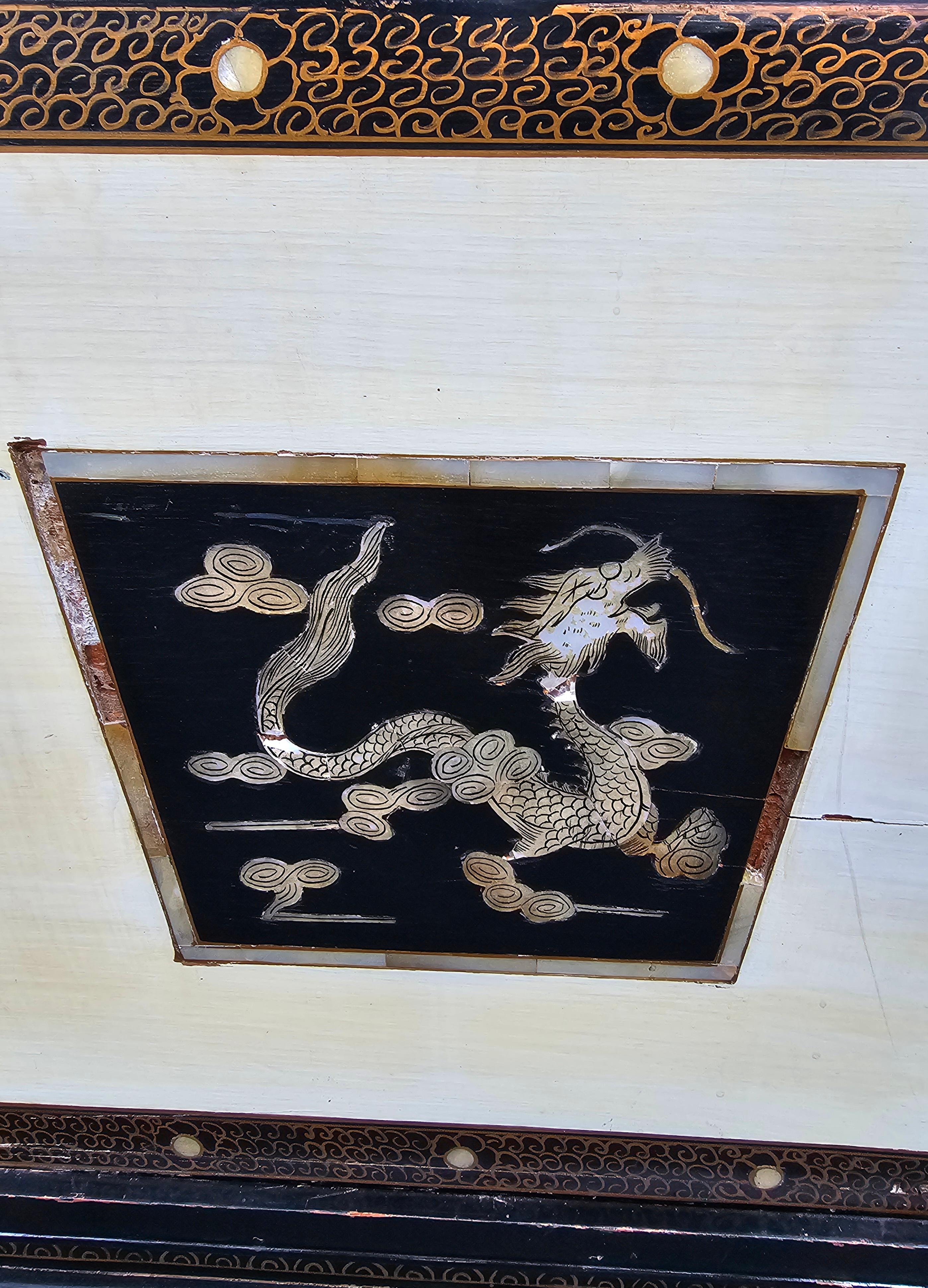 Pareja De Jardineras Chinas Lacadas Y Decoradas Con Dragones Sobre Peanas en Bueno estado para la venta en Germantown, MD