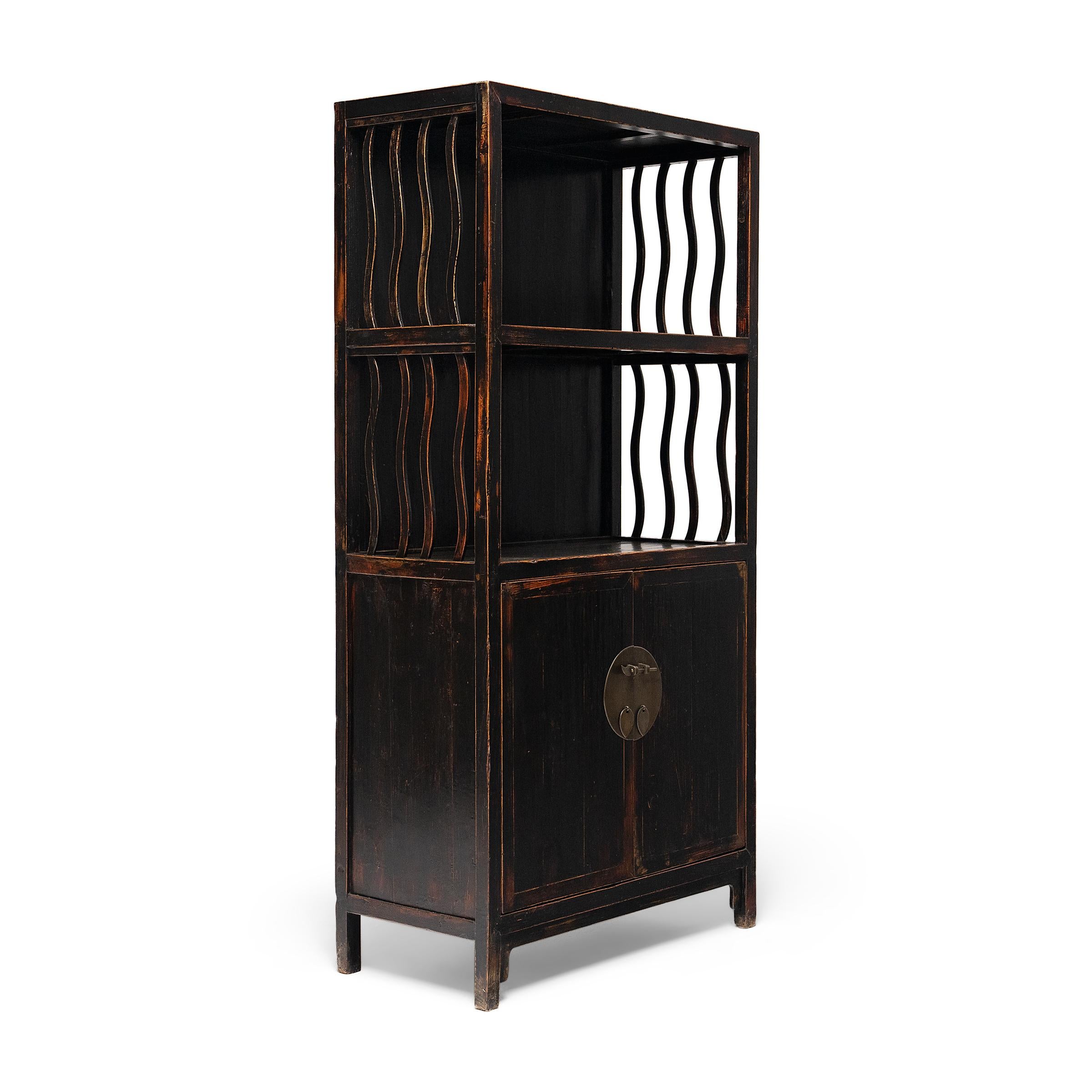 Cinese Coppia di librerie cinesi laccate con fianchi a fuso, 1900 ca. in vendita