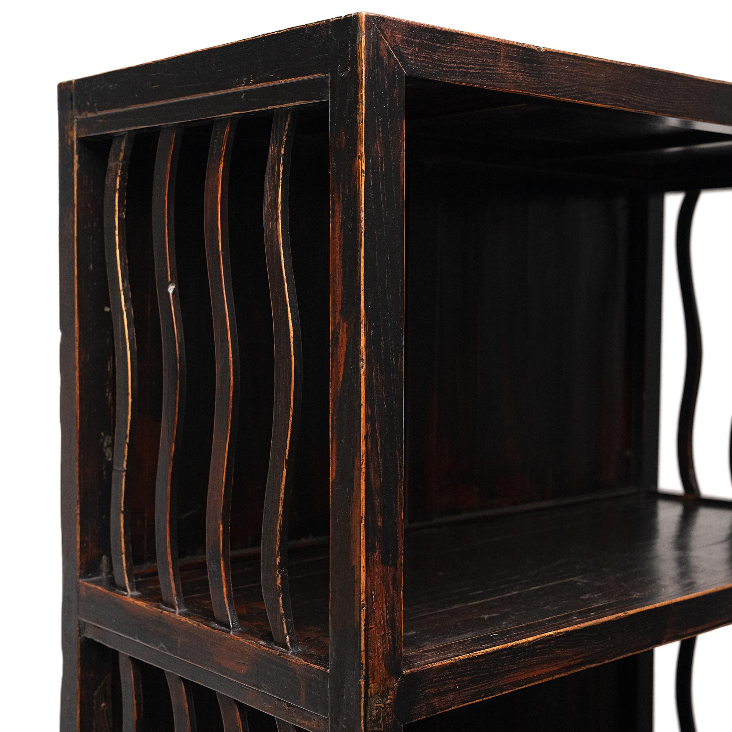 Laccato Coppia di librerie cinesi laccate con fianchi a fuso, 1900 ca. in vendita
