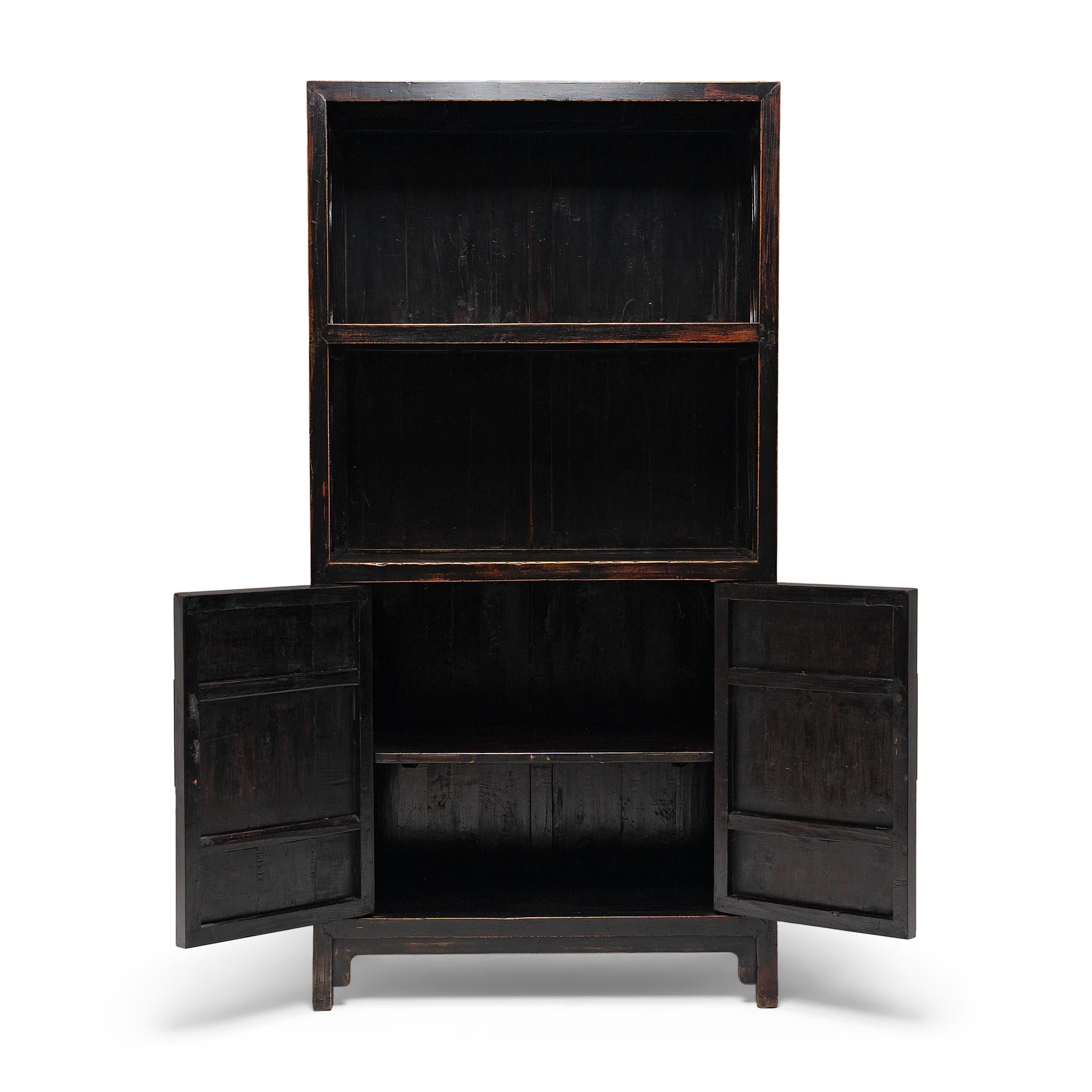 Olmo Coppia di librerie cinesi laccate con fianchi a fuso, 1900 ca. in vendita