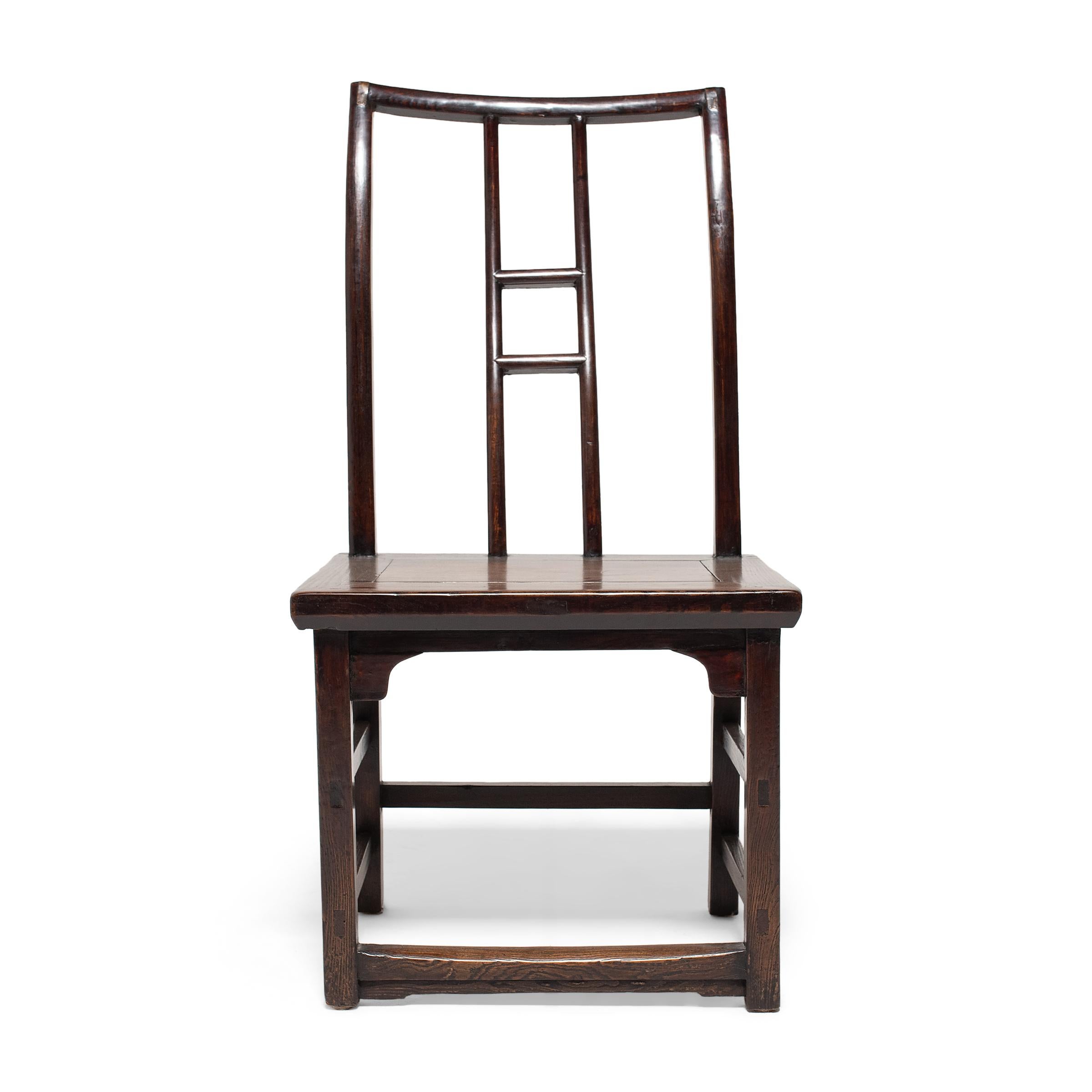 Avec leurs lignes pures et leurs proportions équilibrées, ces chaises à haut dossier du XIXe siècle illustrent les formes raffinées du design des meubles de la dynastie Ming. Les chaises sont conçues sur le modèle de la 