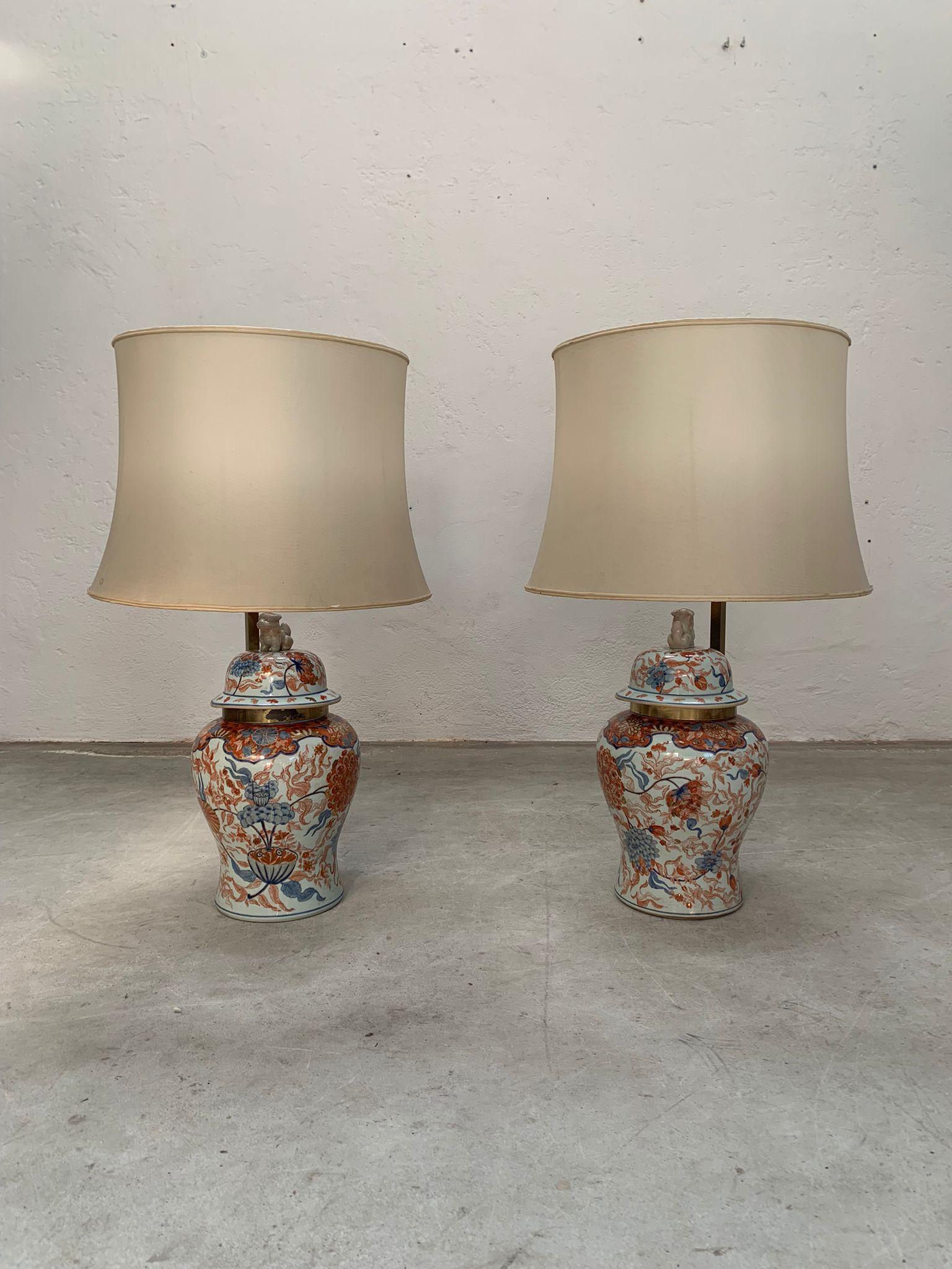 Pair of Chinese lamps with silk lampshades, 1960s In Good Condition For Sale In Milano, IT