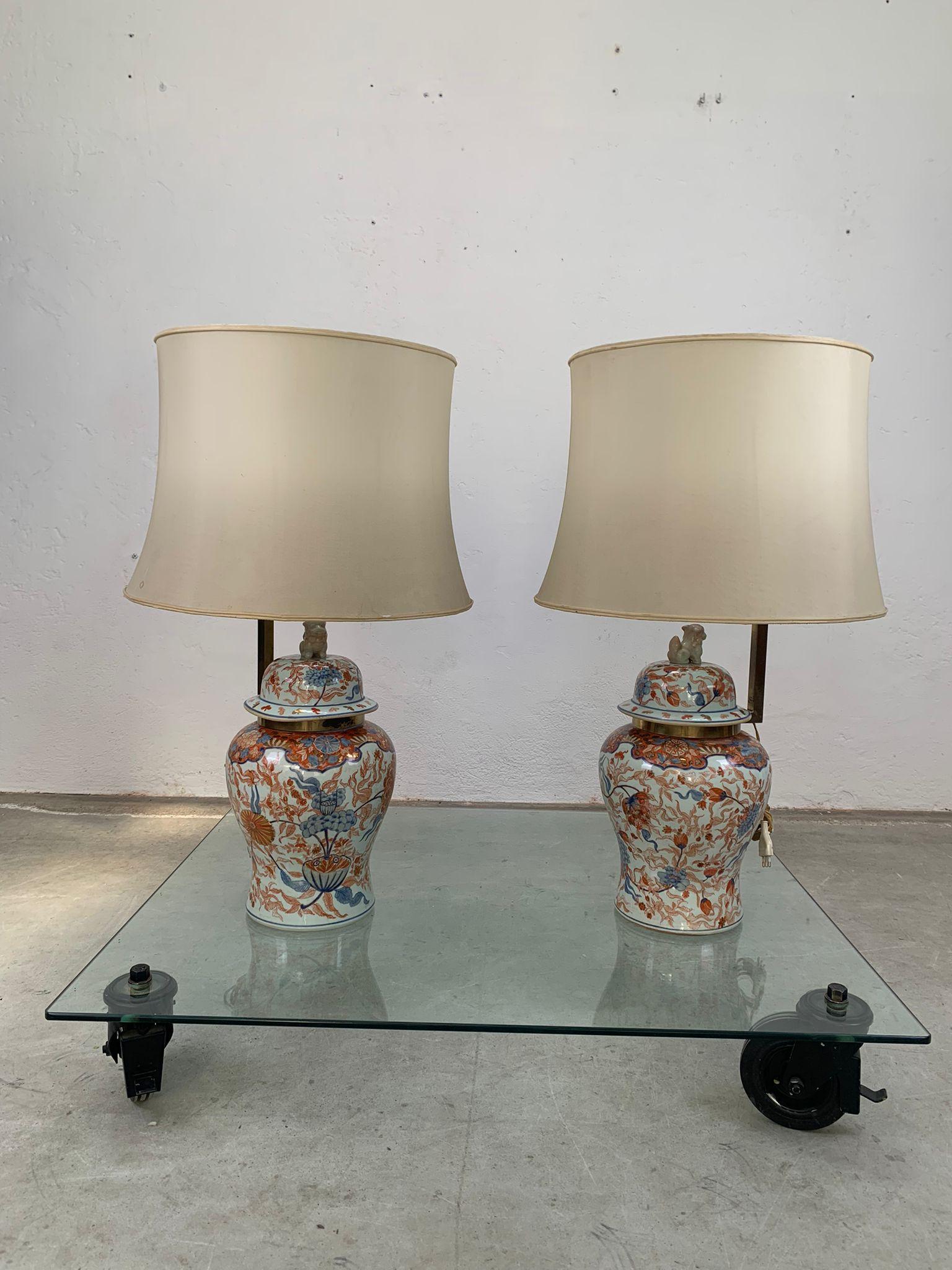 Mid-20th Century Pair of Chinese lamps with silk lampshades, 1960s For Sale