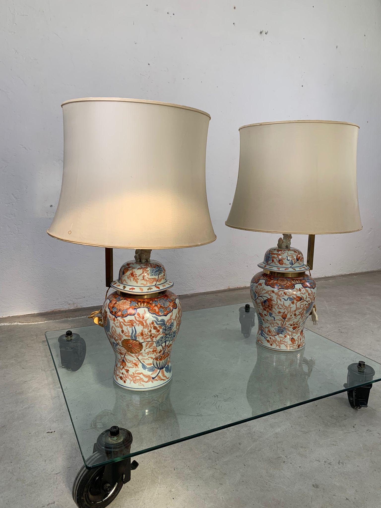 Pair of Chinese lamps with silk lampshades, 1960s For Sale 1