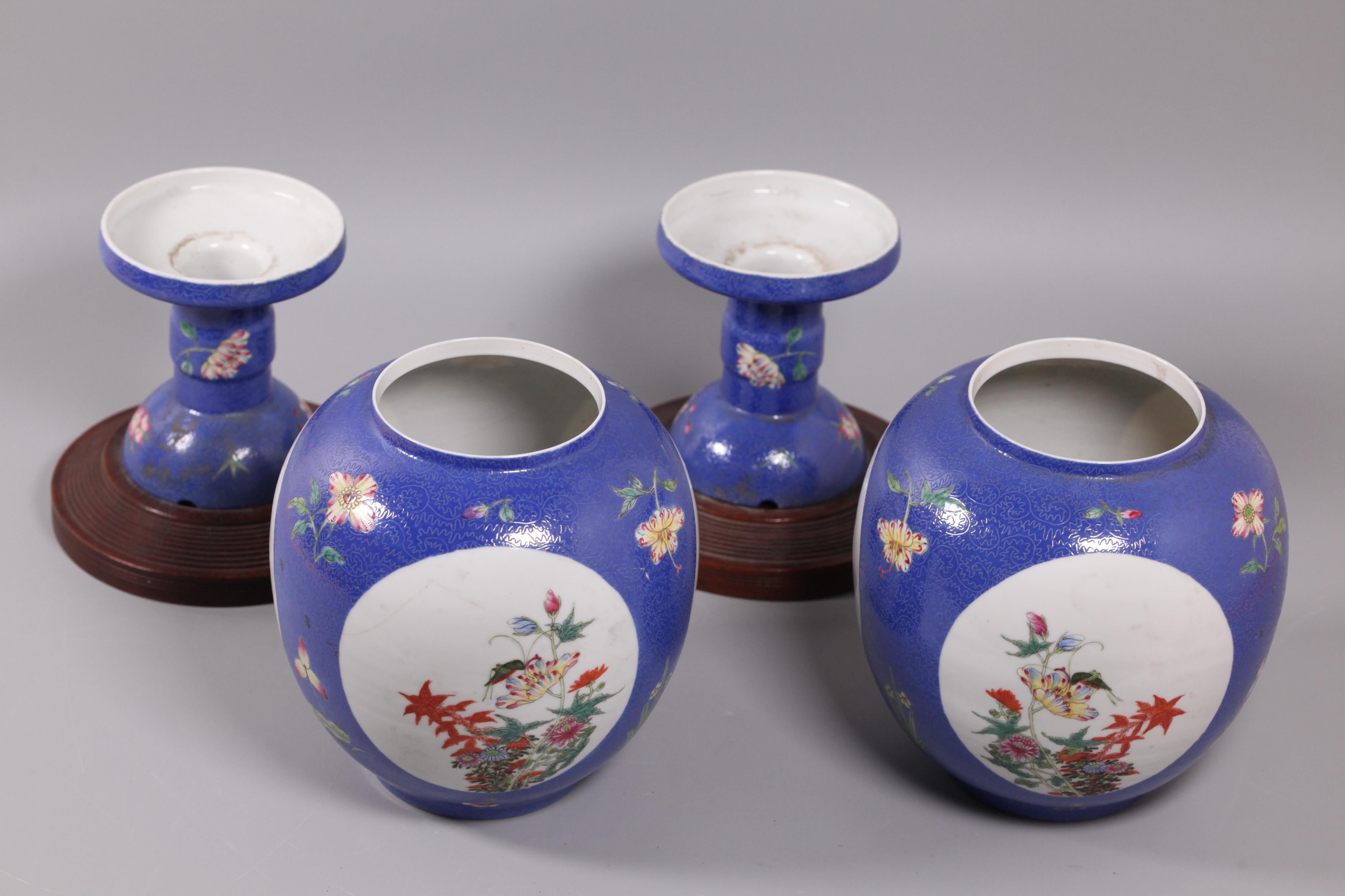 Le dimensioni complessive di ogni vaso sono 6in(L) x 6in(P) x 13in(H), compresa la base in legno; ogni vaso è decorato con pannelli circolari che racchiudono scene floreali. 
