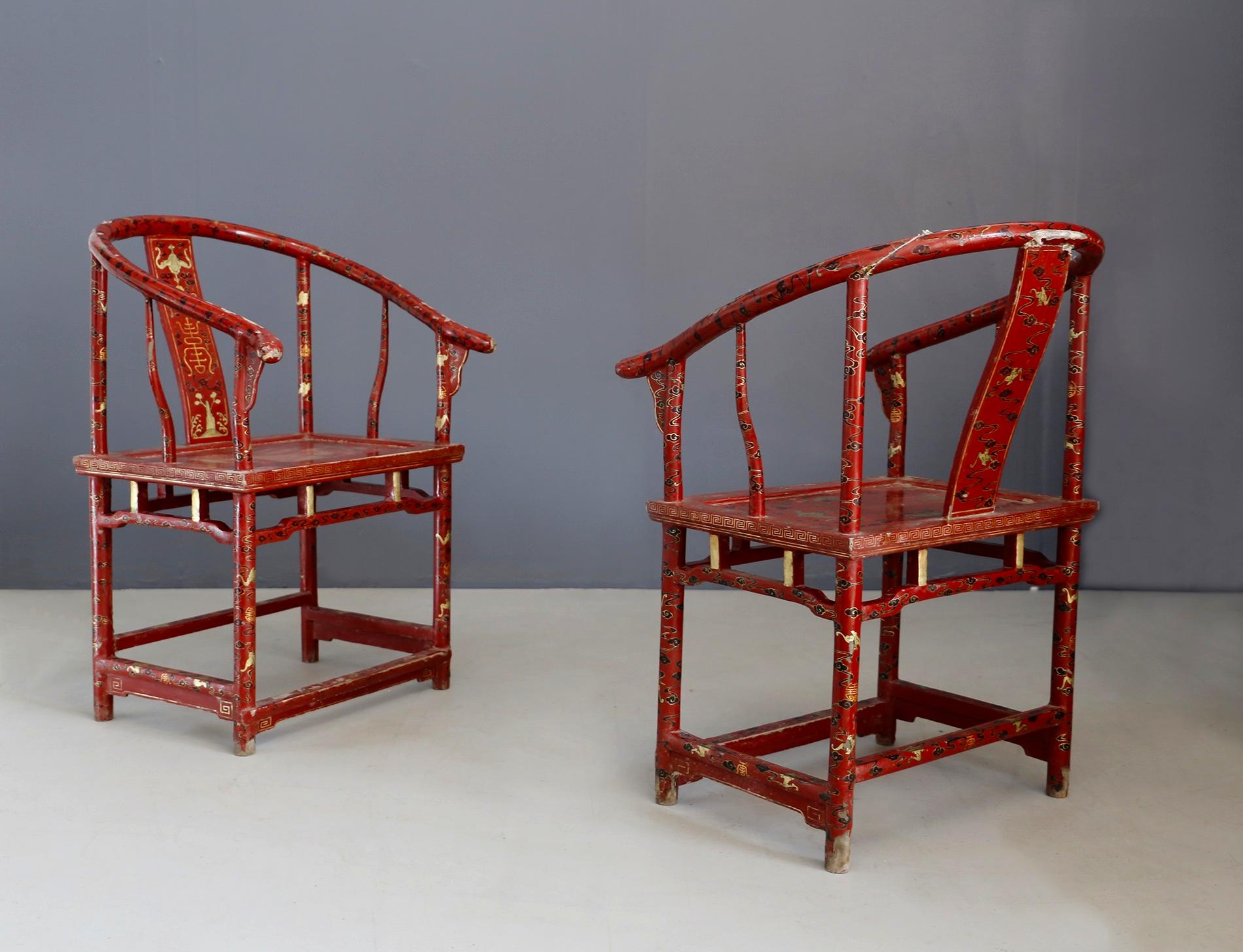 Large and very elegant and well-made pair of Chinese armchairs from the late 1800s. The pair of armchairs is in curved wood. The backrest is curved and is paneled with friezes depicting figures of flora and ornaments. The very bulky armrests have